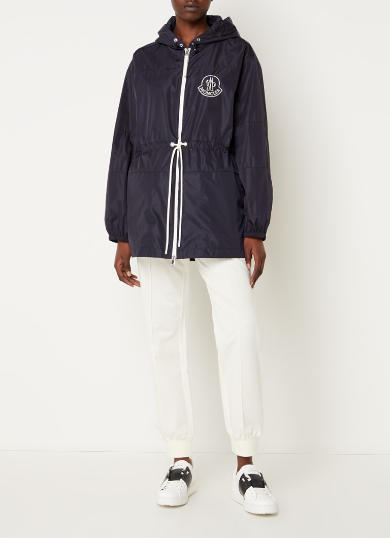 Parka Moncler con capucha y cordón ajustable.