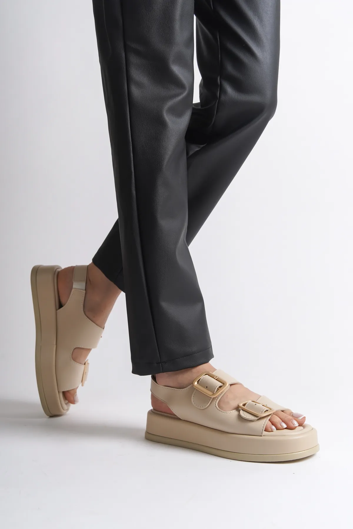 Capone Outfitters  Damensandalen mit Keilabsatz und doppelter Riemenschnalle