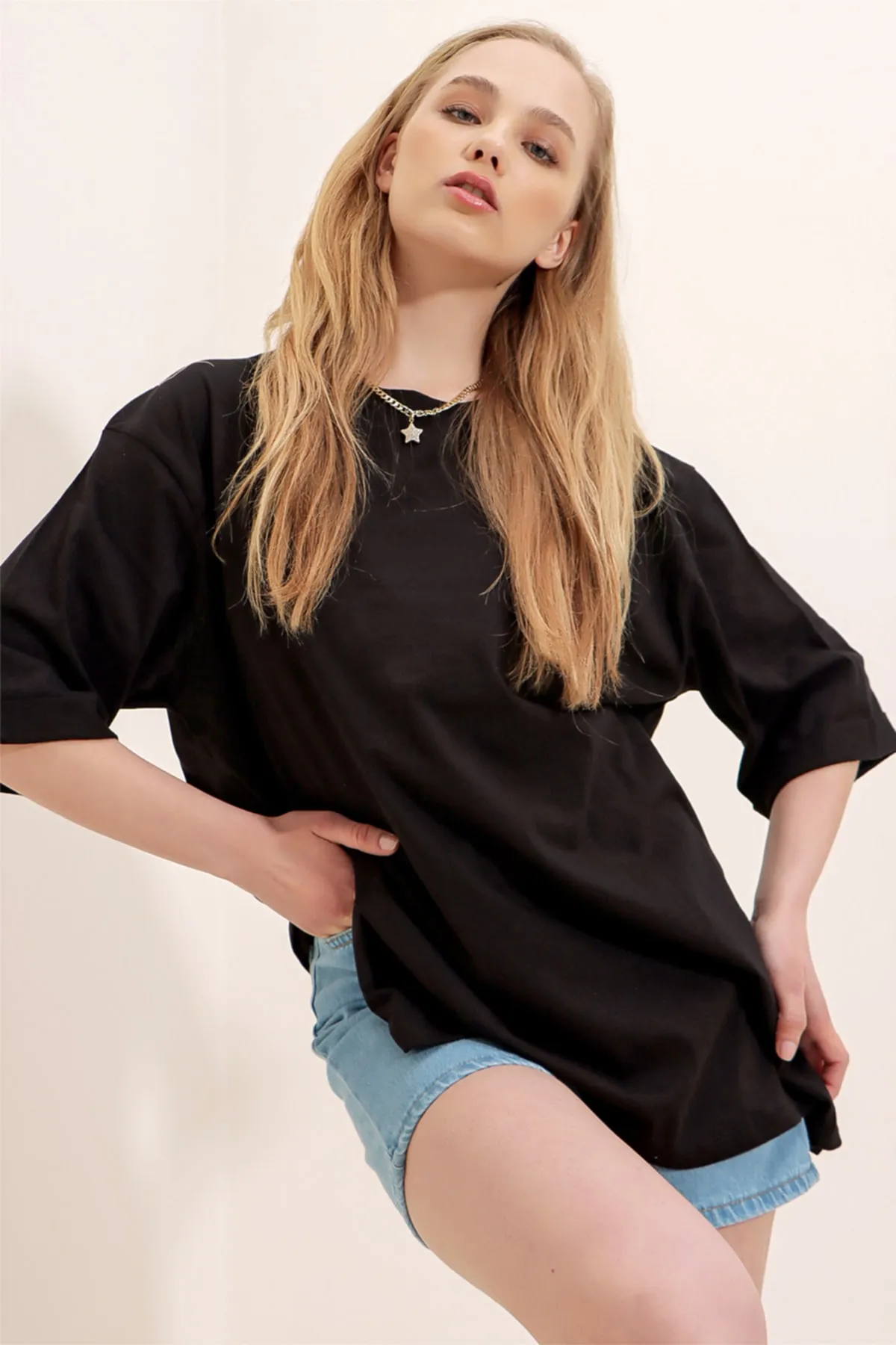Trend Alaçatı Stili  Schwarzes Damen-Basic-T-Shirt aus Baumwolle mit Rundhalsausschnitt und zwei Ärmeln in Übergröße ALC-X8088
