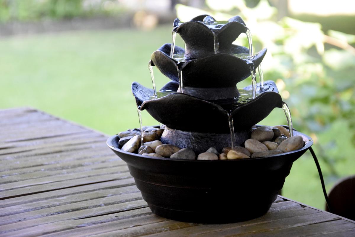 dobar Design-Zimmerbrunnen mit Deko-Steinen
