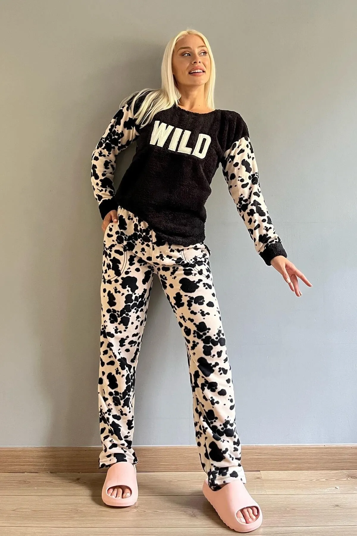 Pijamaevi  Schwarz geflecktes, wild gemustertes Plüsch-Pyjama-Set für Damen