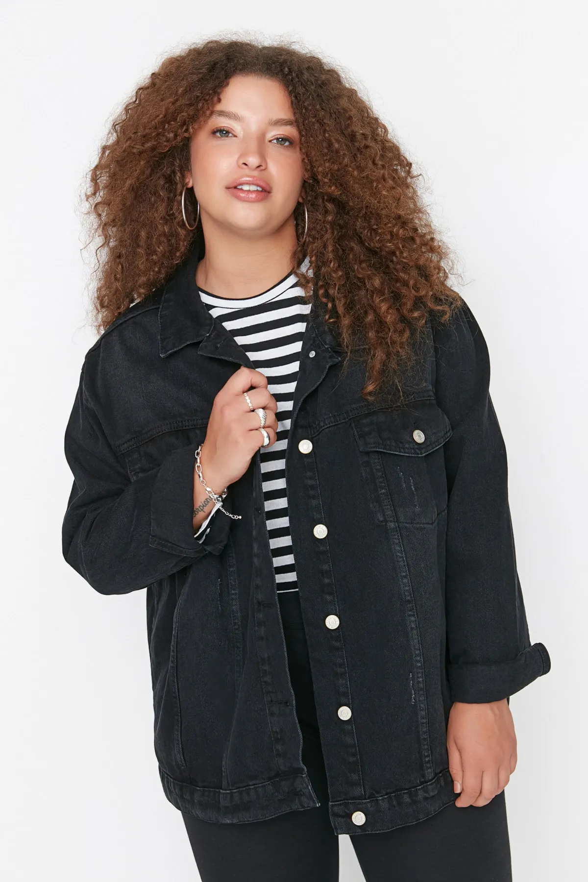 Trendyol Curve  Anthrazitfarbene Jeansjacke mit Taschendetail TBBSS22YE00000