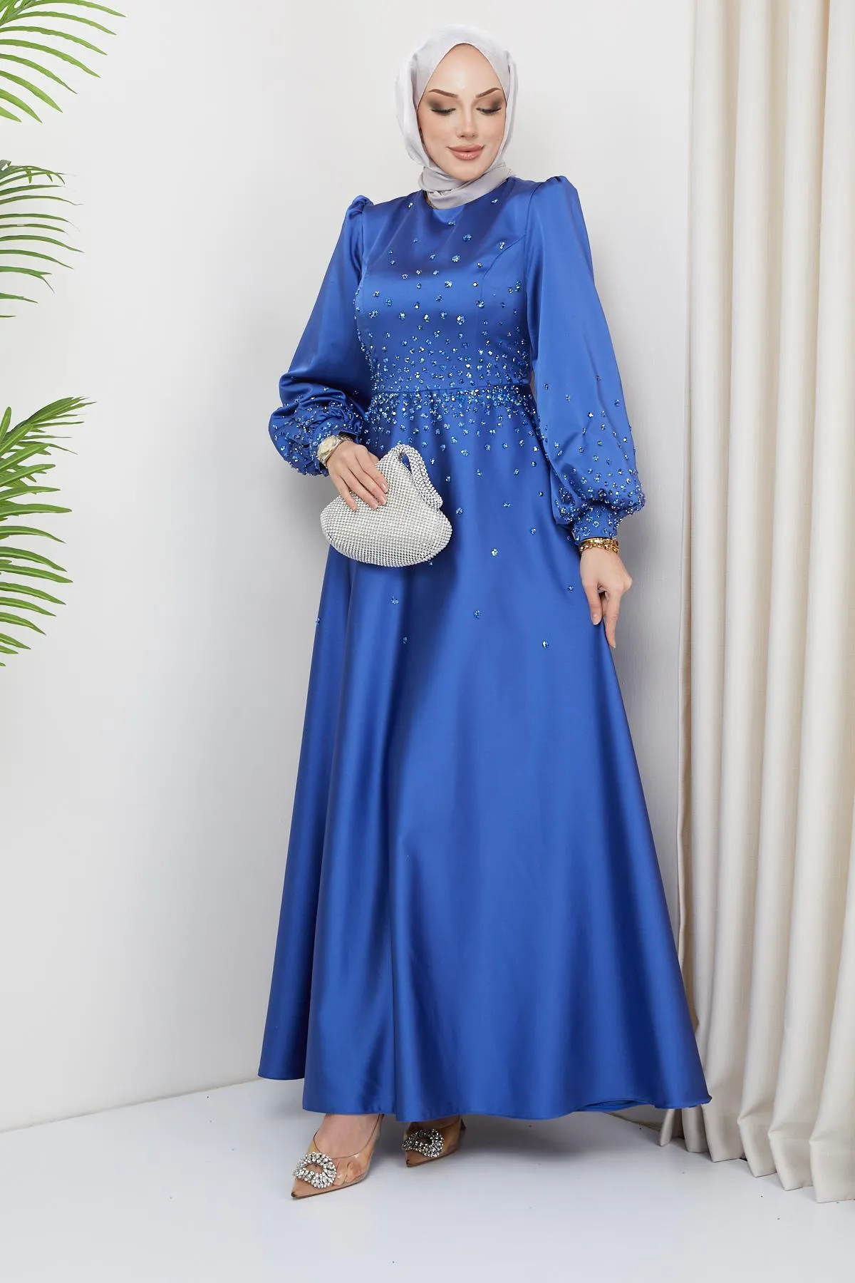 Olcay  Satin-Abendkleid mit verteilten Steindetails vorne und an den Ärmeln INDİGO 1658