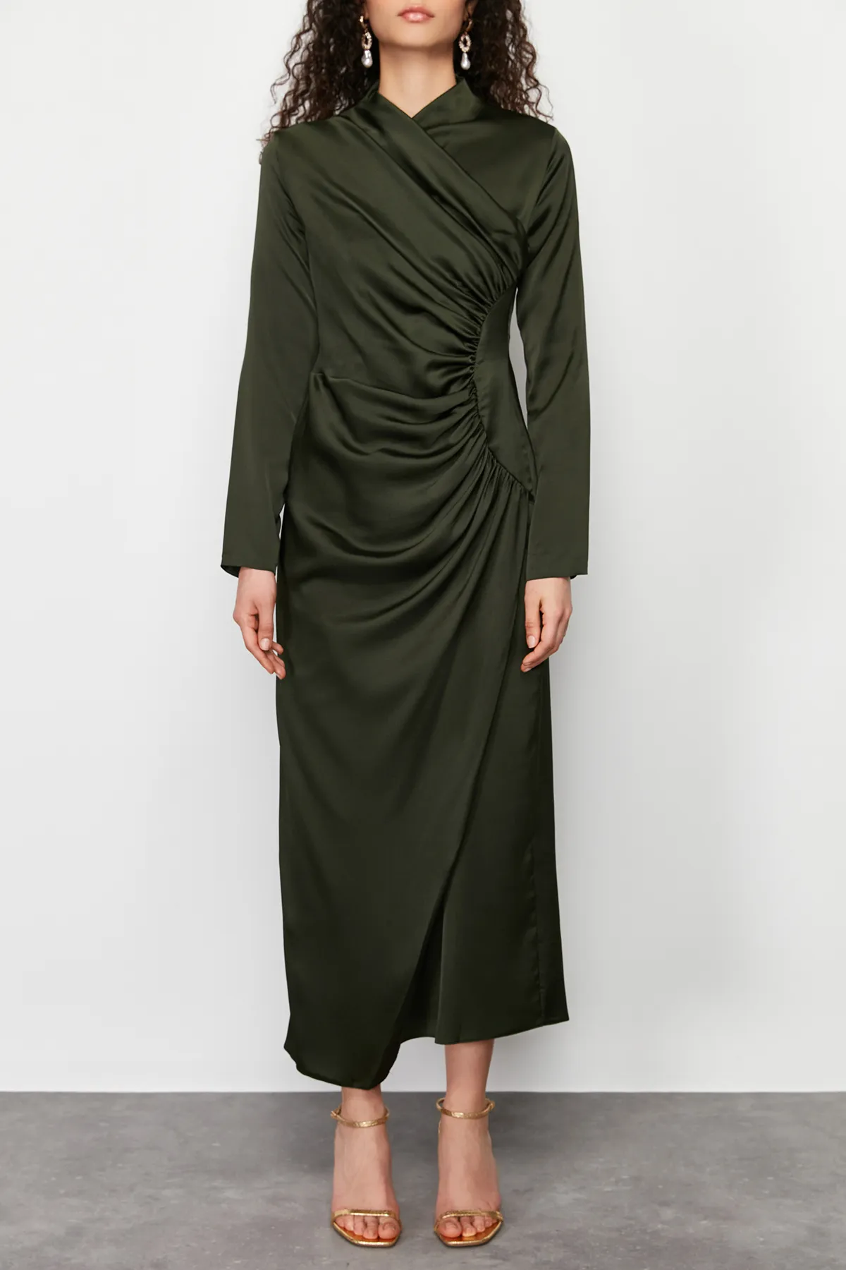 Trendyol Modest  Khakifarbenes Abendkleid aus gewebtem Satin mit Raffungen TCTSS24DB00037