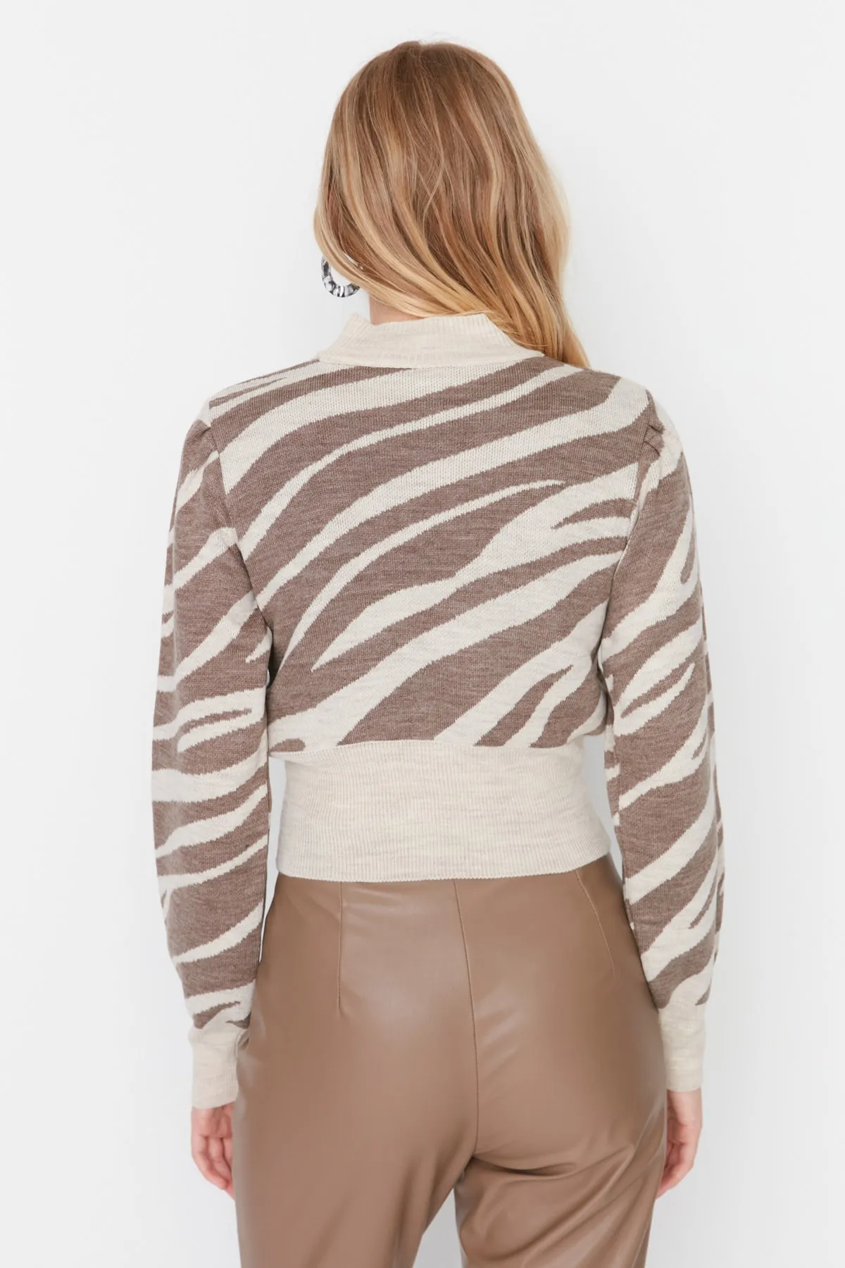 Trendyol Collection  Nerz Strickpullover mit Stehkragen TWOAW21KZ0010