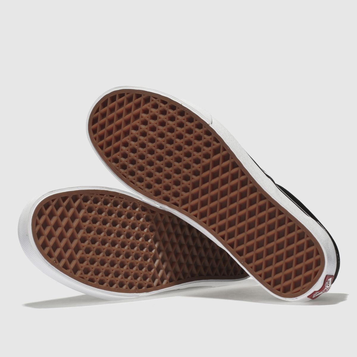 Vans klassiska slip-on-sneakers i svart och vitt