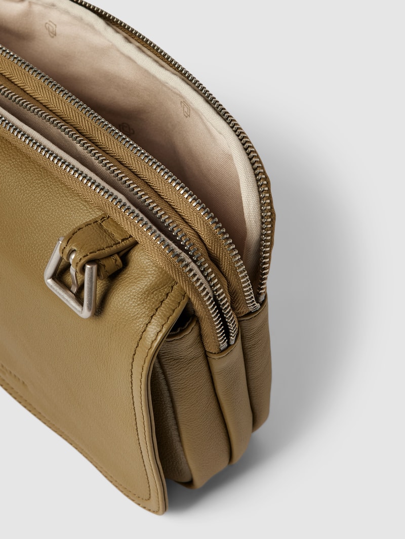 Crossbody Bag mit Label-Detail in schlamm
