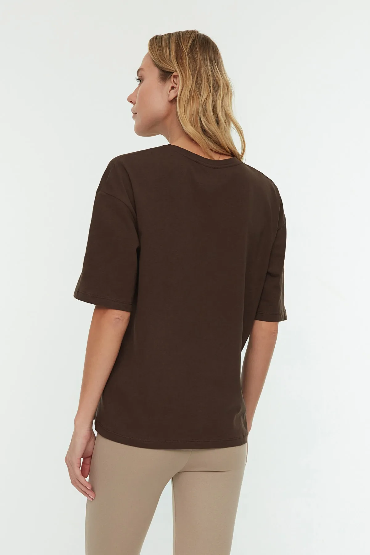 Trendyol Collection  Braunes, locker geschnittenes, gestricktes T-Shirt aus 100 % Baumwolle mit Slogan-Aufdruck TWOSS19GH0034