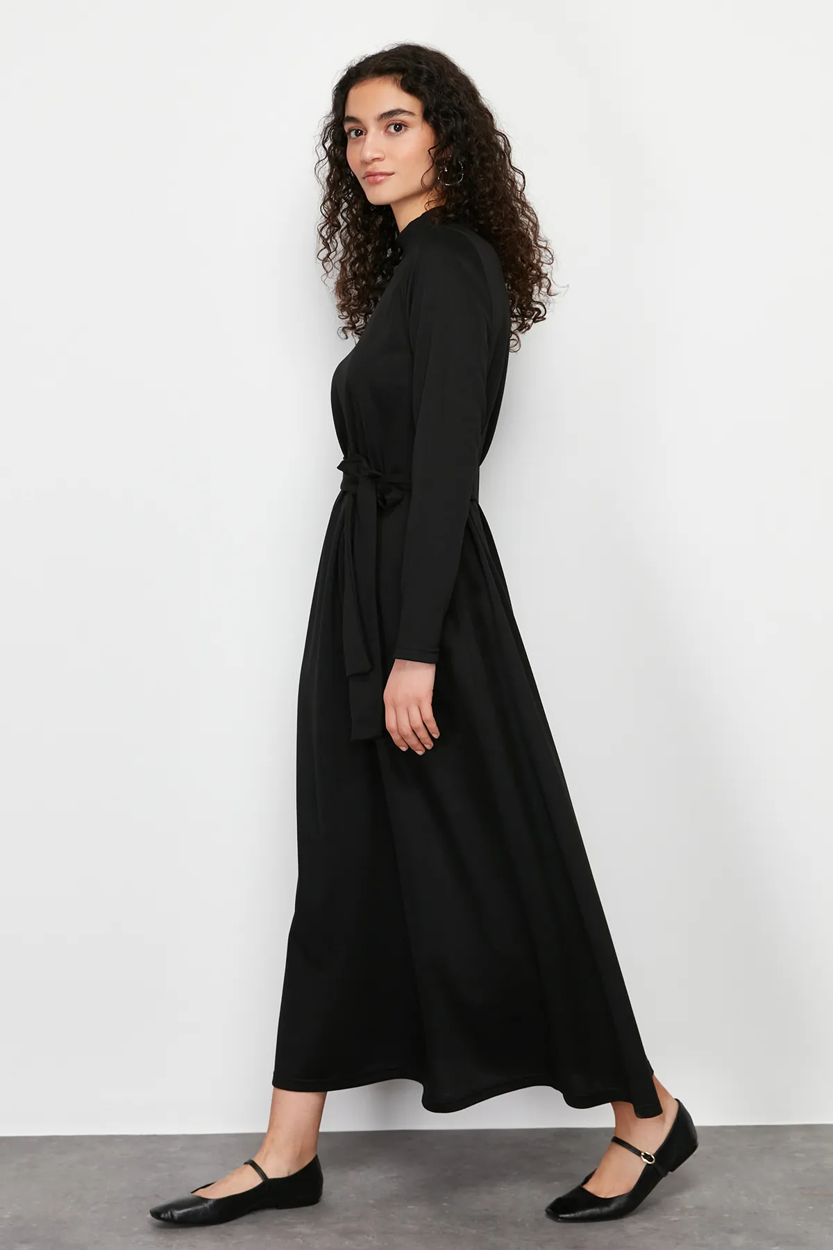 Trendyol Modest  Schwarzes Strickkleid mit Stehkragen und geradem Gürtel TCTSS24EB00122