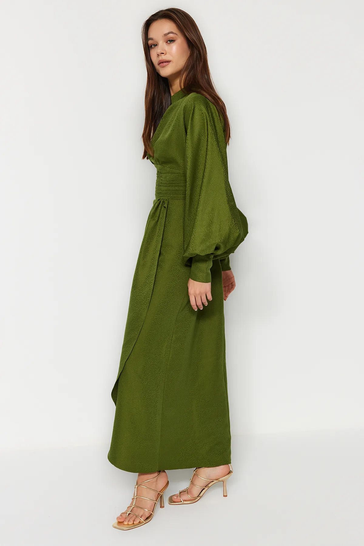 Trendyol Modest  Grüner, taillierter Jacquard-Satin mit Blumenmuster TCTSS23DB00017
