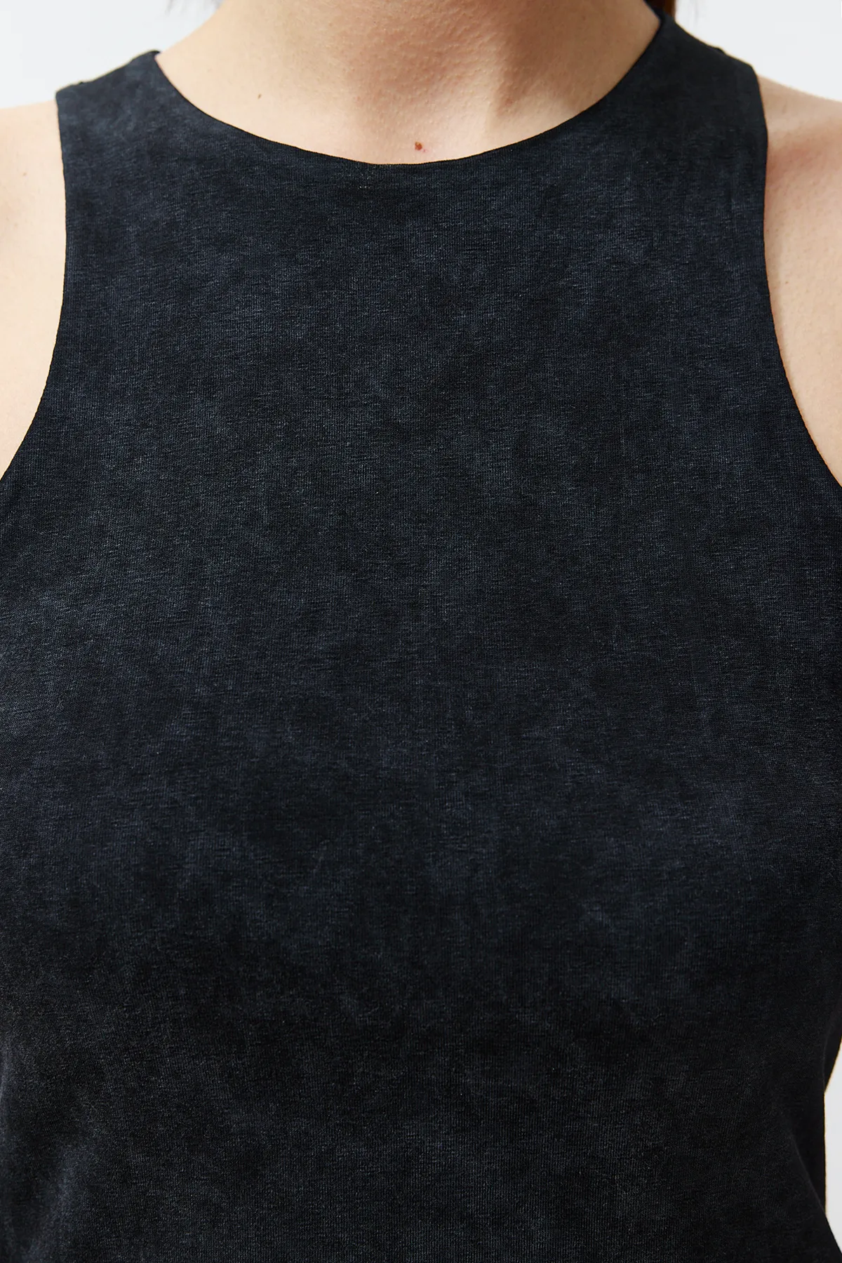 Trendyol Collection  Schwarzes Neckholder-Tanktop aus Baumwolle mit Antik-/Blasseffekt, eng anliegend/flexibel gestrickt, TWOSS23AL00069