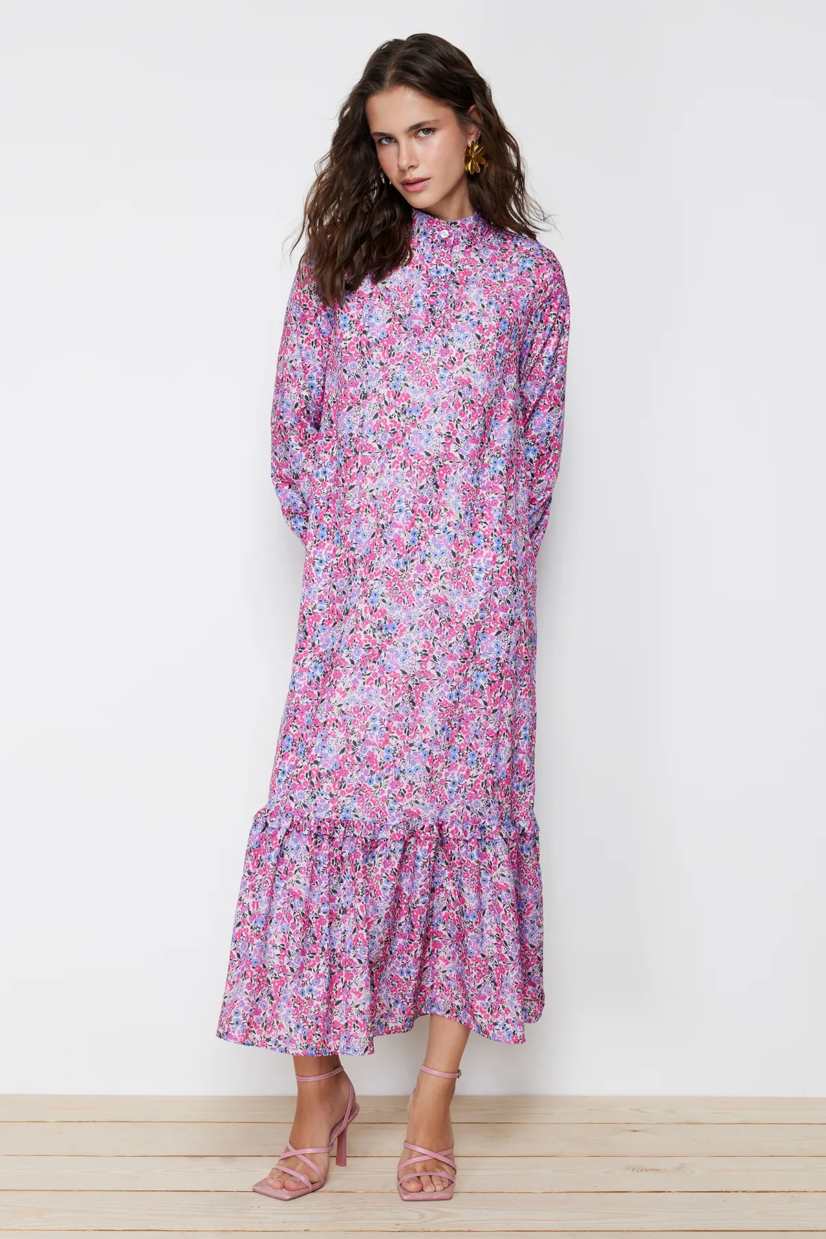 Trendyol Modest  Lilafarbenes, gewebtes Kleid mit Blumenmuster und Rüschen TCTSS21EL3353