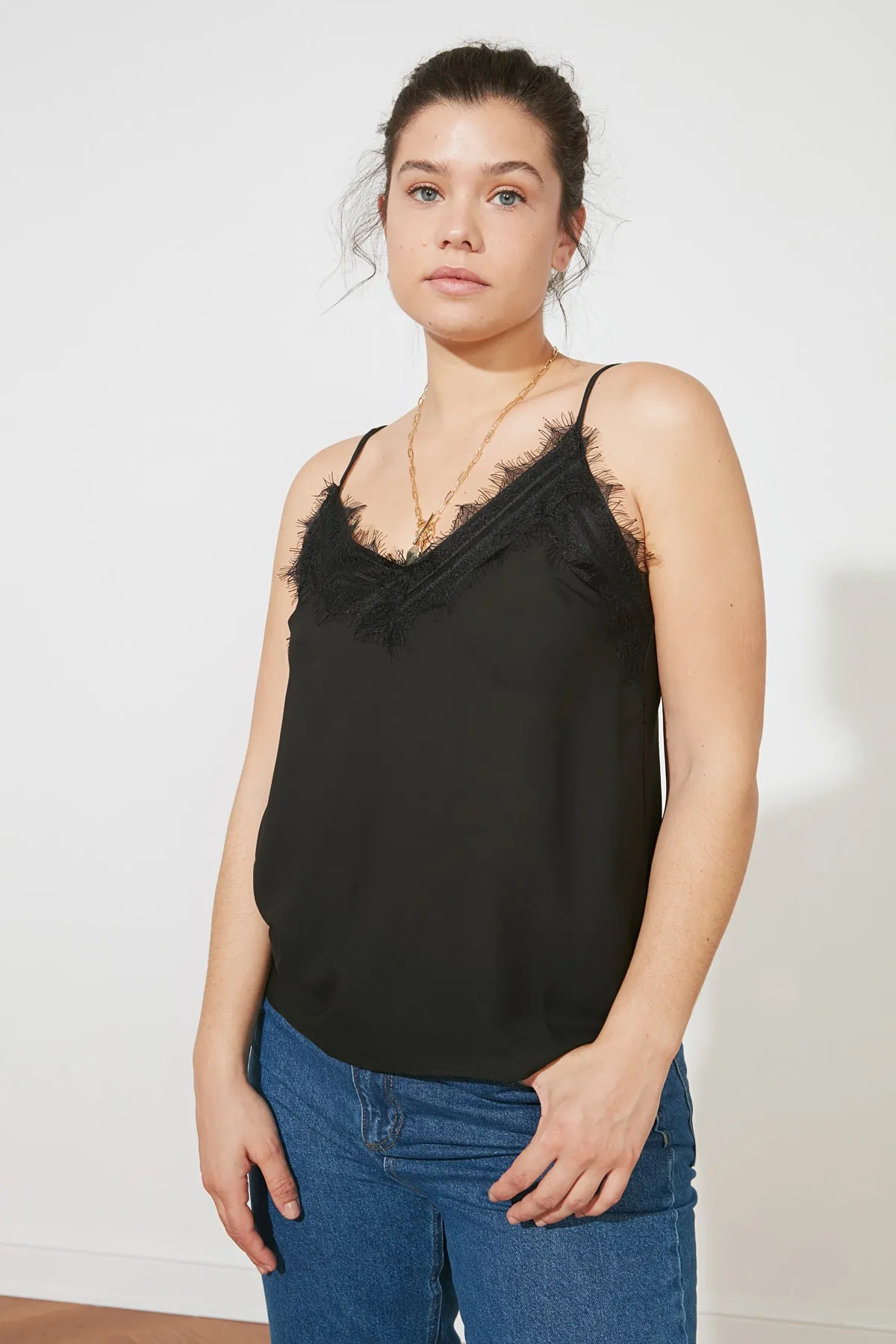 Trendyol Collection  Schwarze, mit Spitze verzierte, gewebte Bluse mit Trägern TWOSS19BB0208