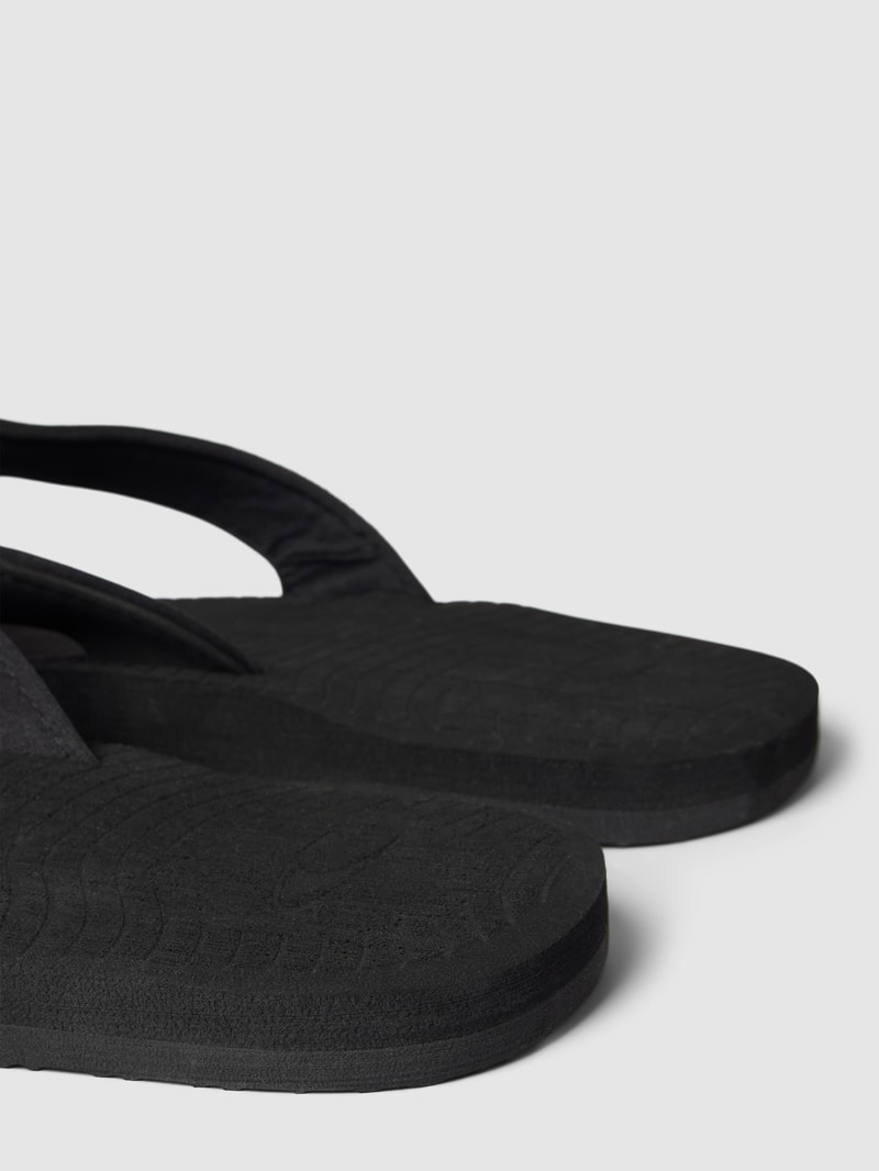 Zehentrenner in Flecht-Optik mit Label-Patch Modell 'KOOSH' in schwarz
