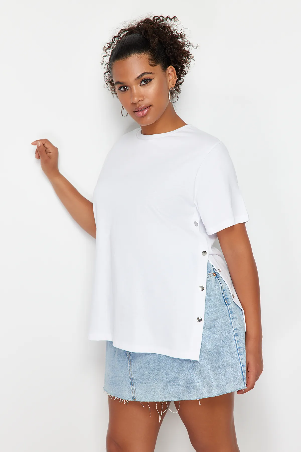 Trendyol Curve  Weißes Strick-T-Shirt mit Knopfdetail TBBSS24BF00000