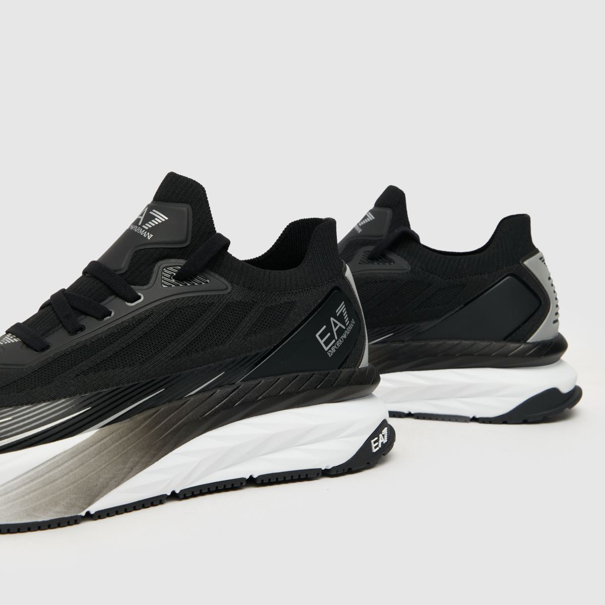 EA7 Emporio Armani – Svarta och vita stickade sneakers med Crusher Distance-logotyp
