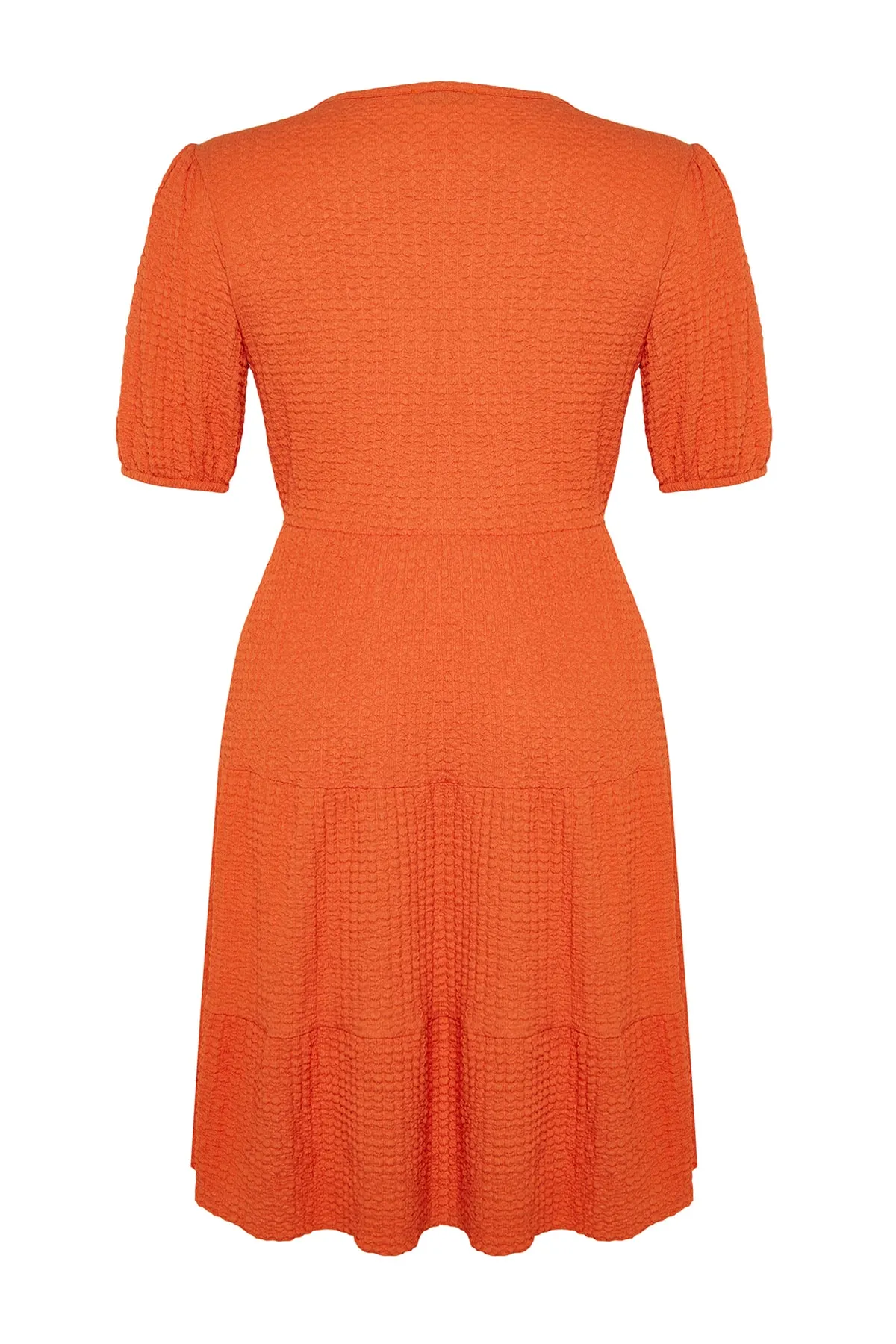 Trendyol Curve  Hellorangefarbenes Skater-Strickkleid mit V-Ausschnitt und zweireihigem Verschluss TBBSS22EL2987