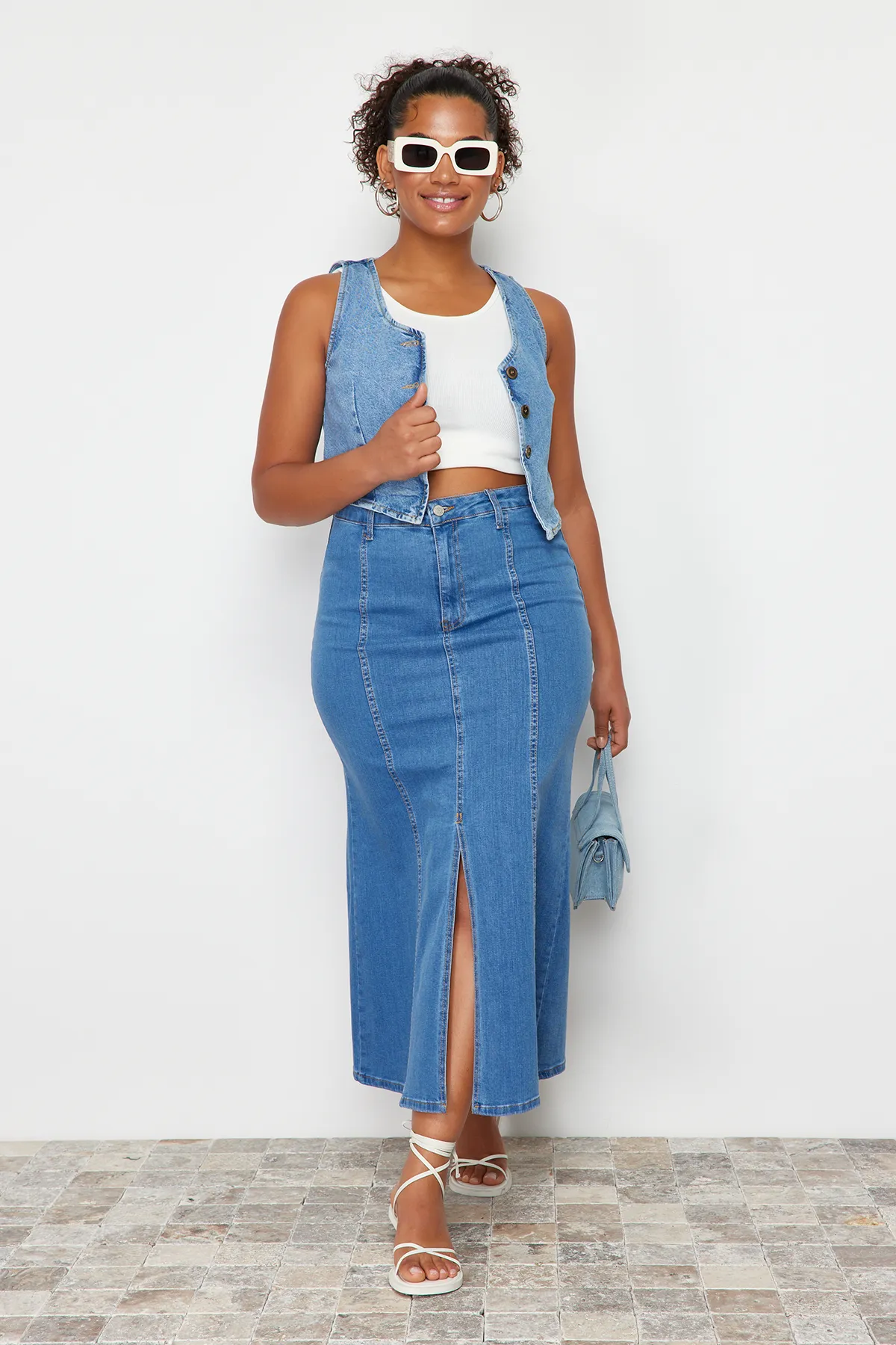 Trendyol Curve  Blauer Midi-Jeansrock mit Schlitz vorne und detailliertem Detail TBBSS24AZ00011