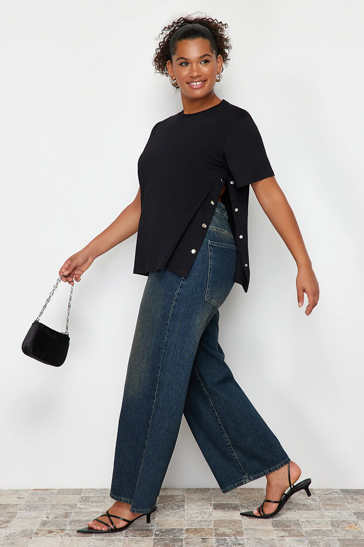 Trendyol Curve  Schwarzes Strick-T-Shirt mit Knopfdetail TBBSS24BF00000