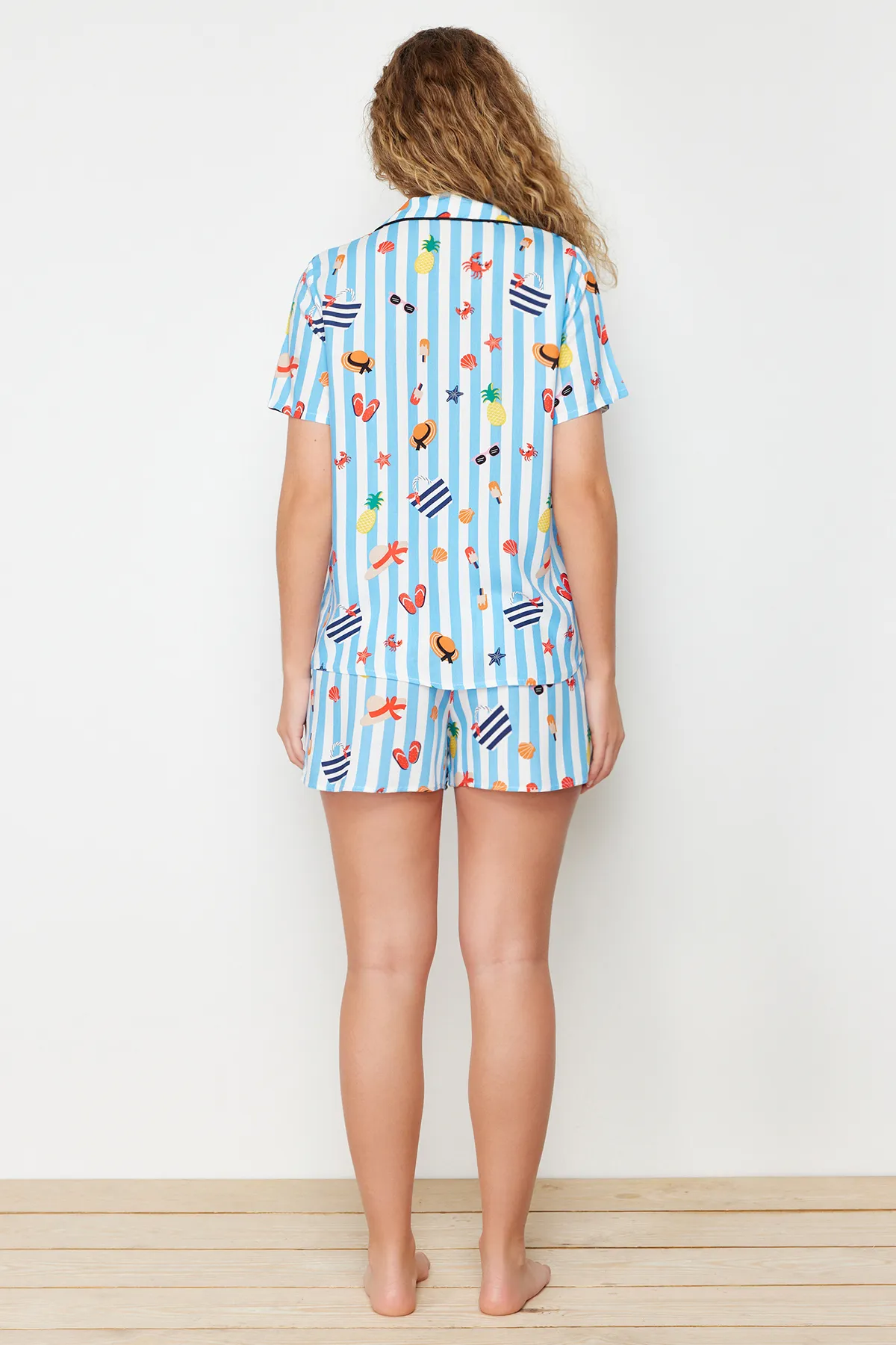 Trendyol Collection  Blau-mehrfarbig gemusterte Paspelierung, detailliertes Viskose-Webpyjama-Set THMSS24PT00122