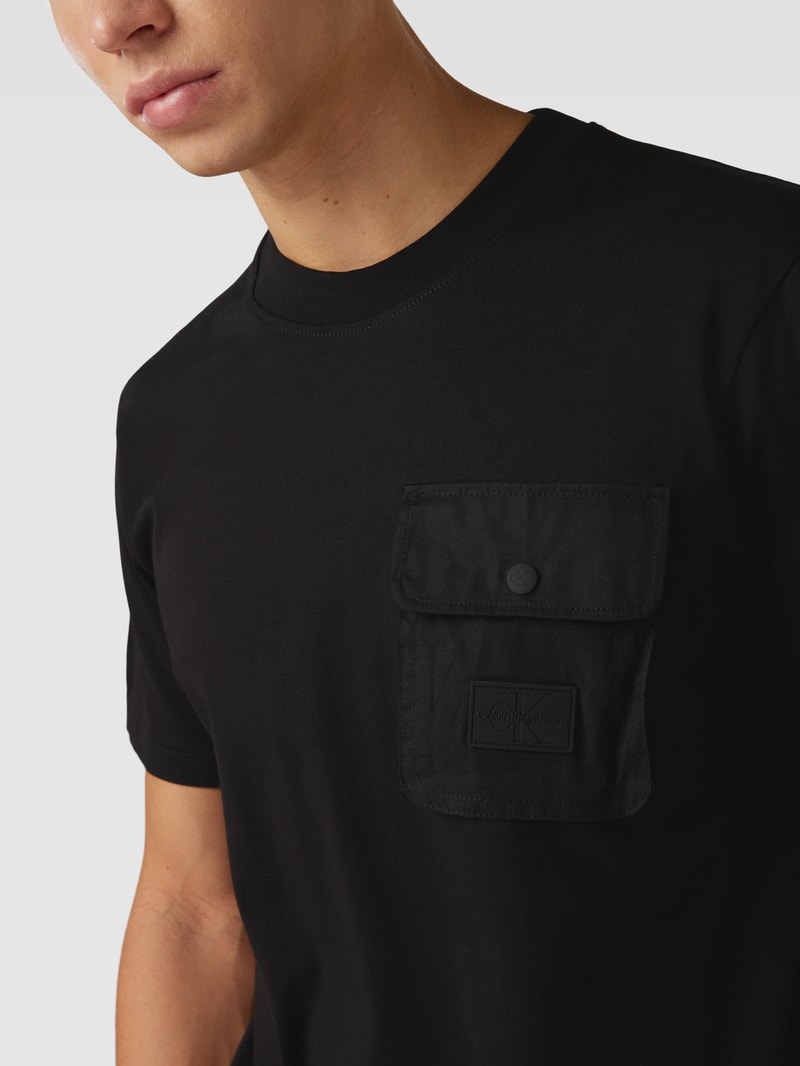 T-Shirt mit aufgesetzter Brusttasche in black
