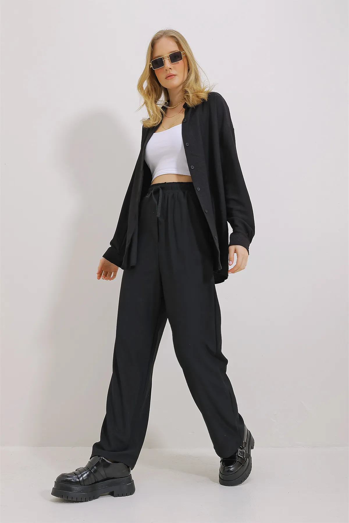 Trend Alaçatı Stili  Schwarzes Oversize-Shirt und locker geschnittene Crinkle-Hose-Set für Damen ALC-X9652
