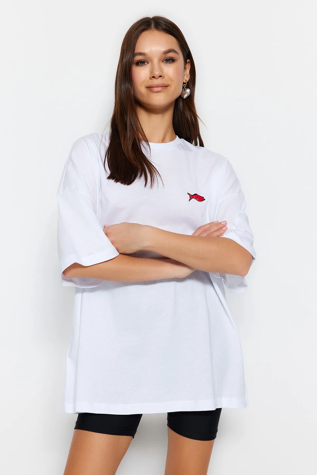 Trendyol Collection  Weißes, bedrucktes, übergroßes/weites Strick-T-Shirt mit Rundhalsausschnitt aus 100 % Baumwolle TWOSS23TS00329