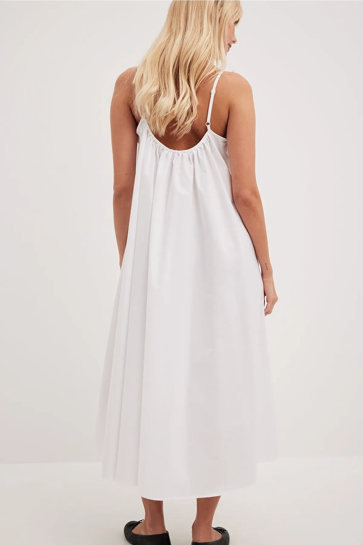 NA-KD  Fließendes Midikleid aus Baumwolle