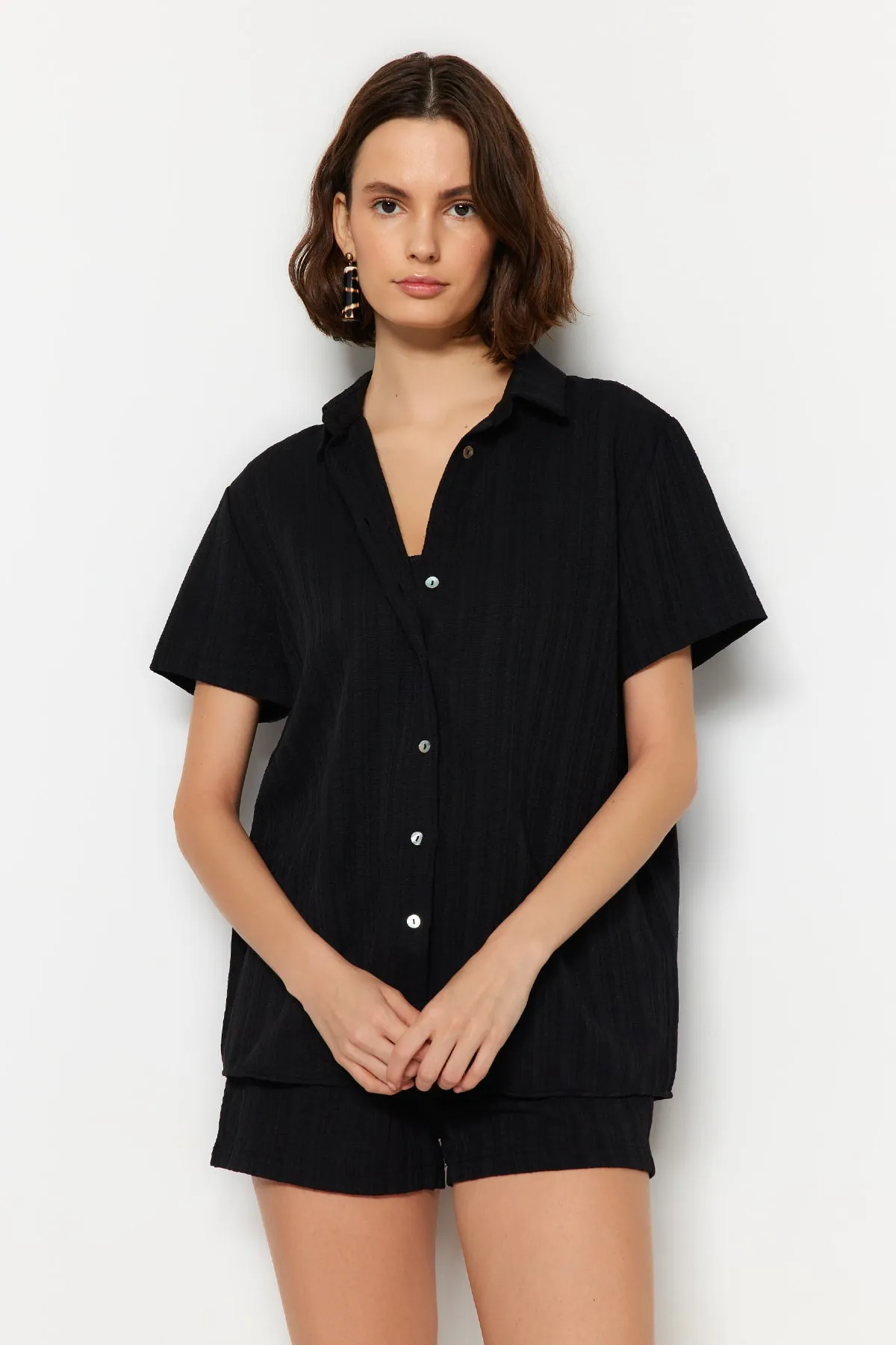 Trendyol Collection  Schwarzes Hemd-Shorts-Set aus gewebtem Leinengemisch TBESS23AU00054