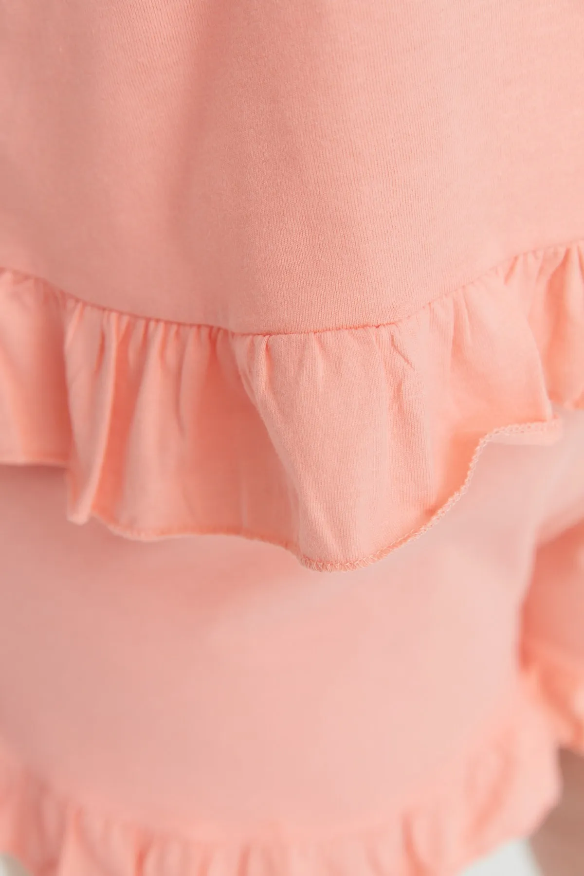 Trendyol Curve  Lachsfarbenes Pyjama-Set aus Strick mit Rüschendetail und Riemchen