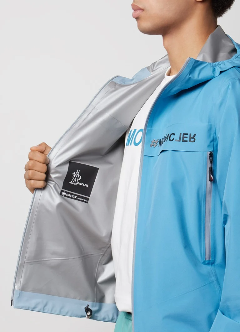 Vetrovka Moncler Shipton Gore-Tex s prešívanými vreckami a kapucňou