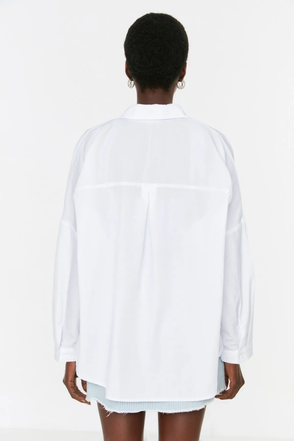 Trendyol Collection  Ecrufarbenes Oversize-Hemd aus Baumwolle – weite Passform, gewebt, TWOSS22GO0669