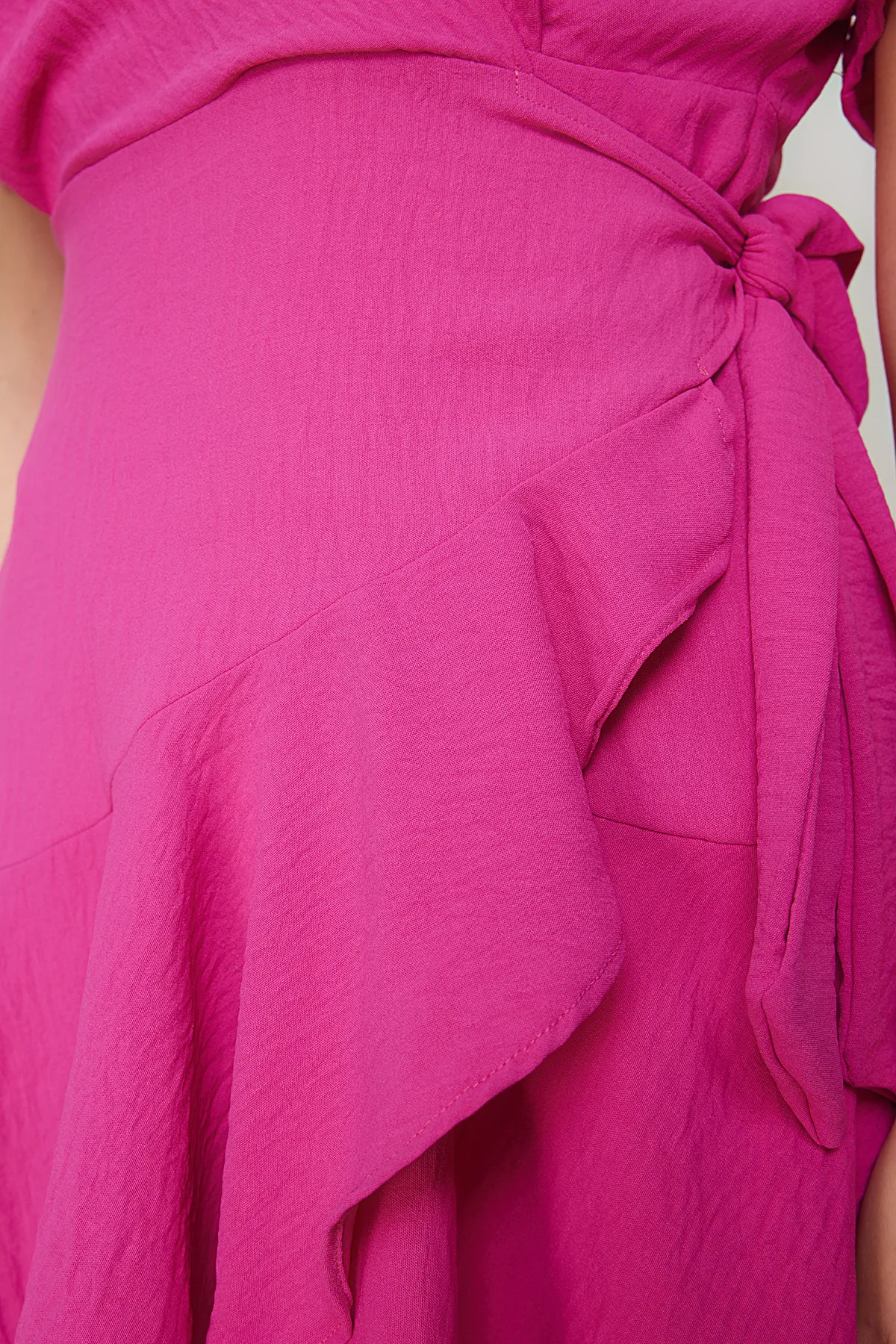 Trendyol Collection  Rosafarbenes, zweireihiges Mini-Webkleid mit Volants TWOSS24EL00342