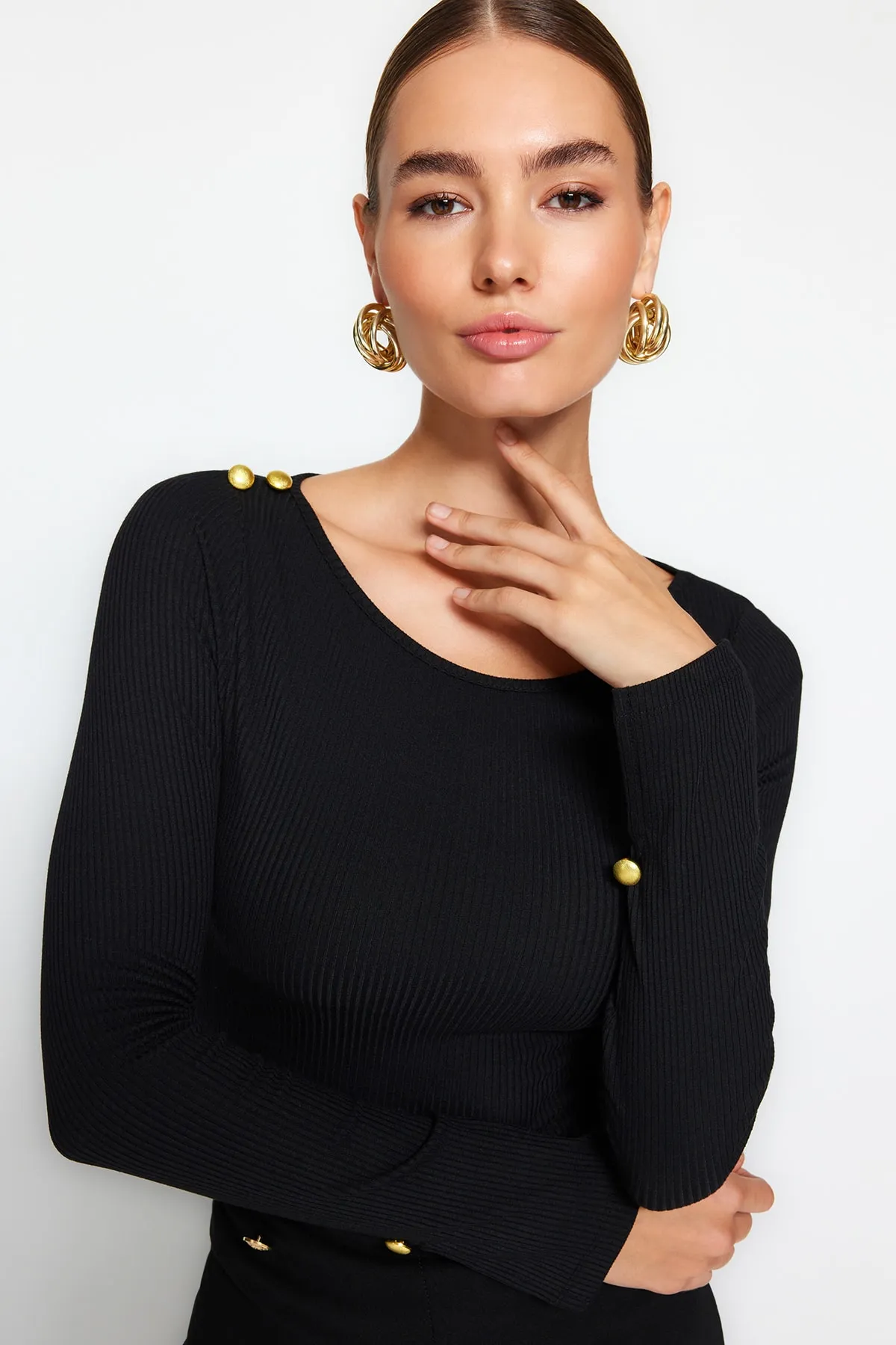 Trendyol Collection  Schwarze, gerippte, flexible, langärmlige Strickbluse mit Knopfdetail und U-Boot-Ausschnitt in normaler Passform TWOAW24BZ00052