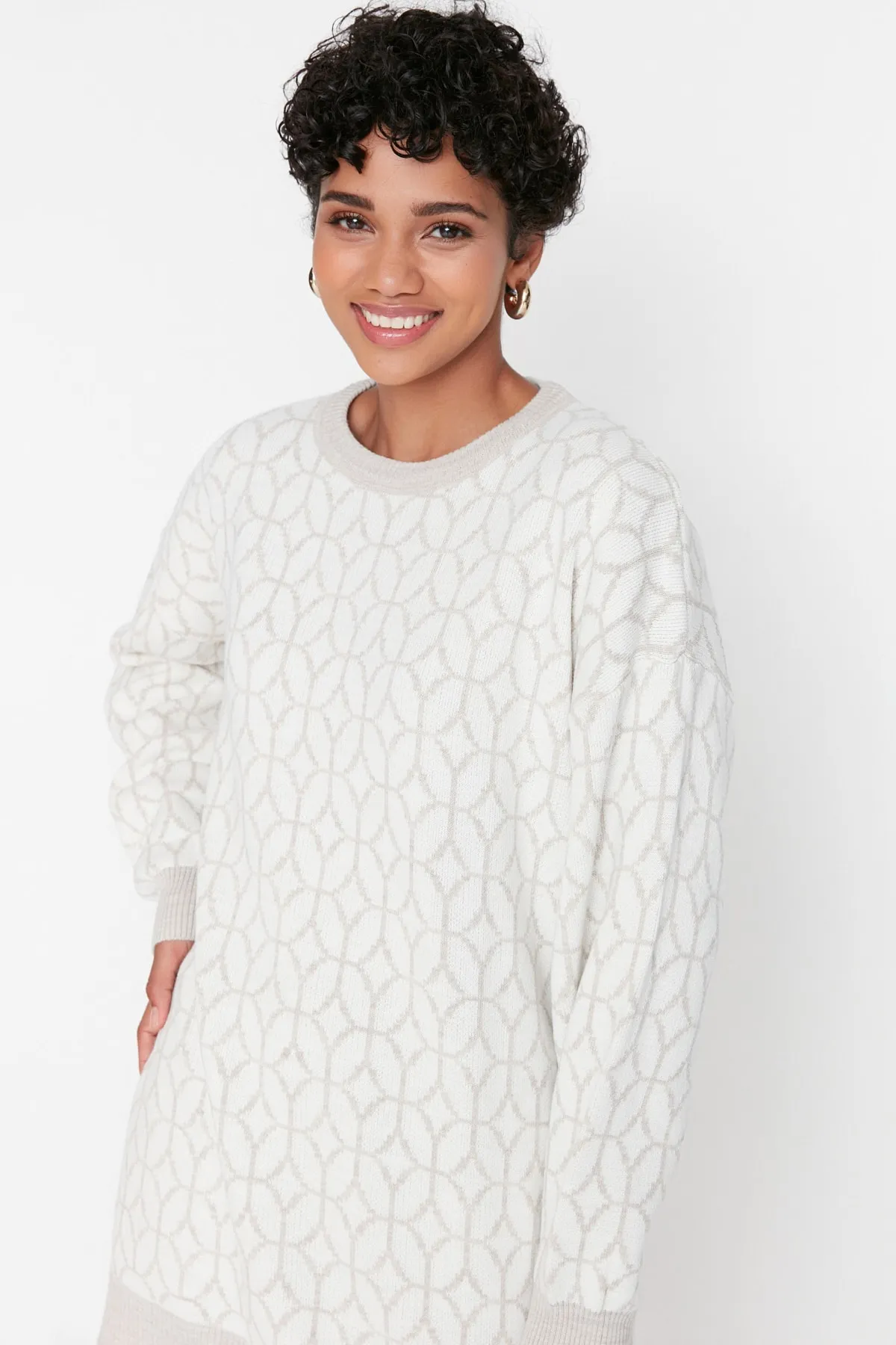 Trendyol Modest  Beiges Strickset aus Pullover und Hose mit geometrischem Muster TCTAW23US00006