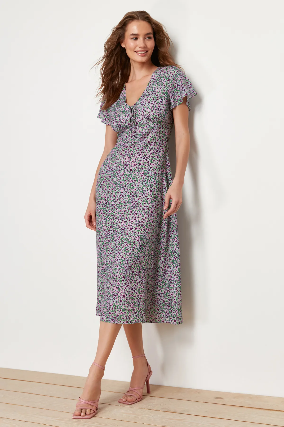 Trendyol Collection  Grünes, gewebtes Midikleid aus 100 % Viskose in A-Linie mit Blumendruck und V-Ausschnitt TWOSS24EL00618