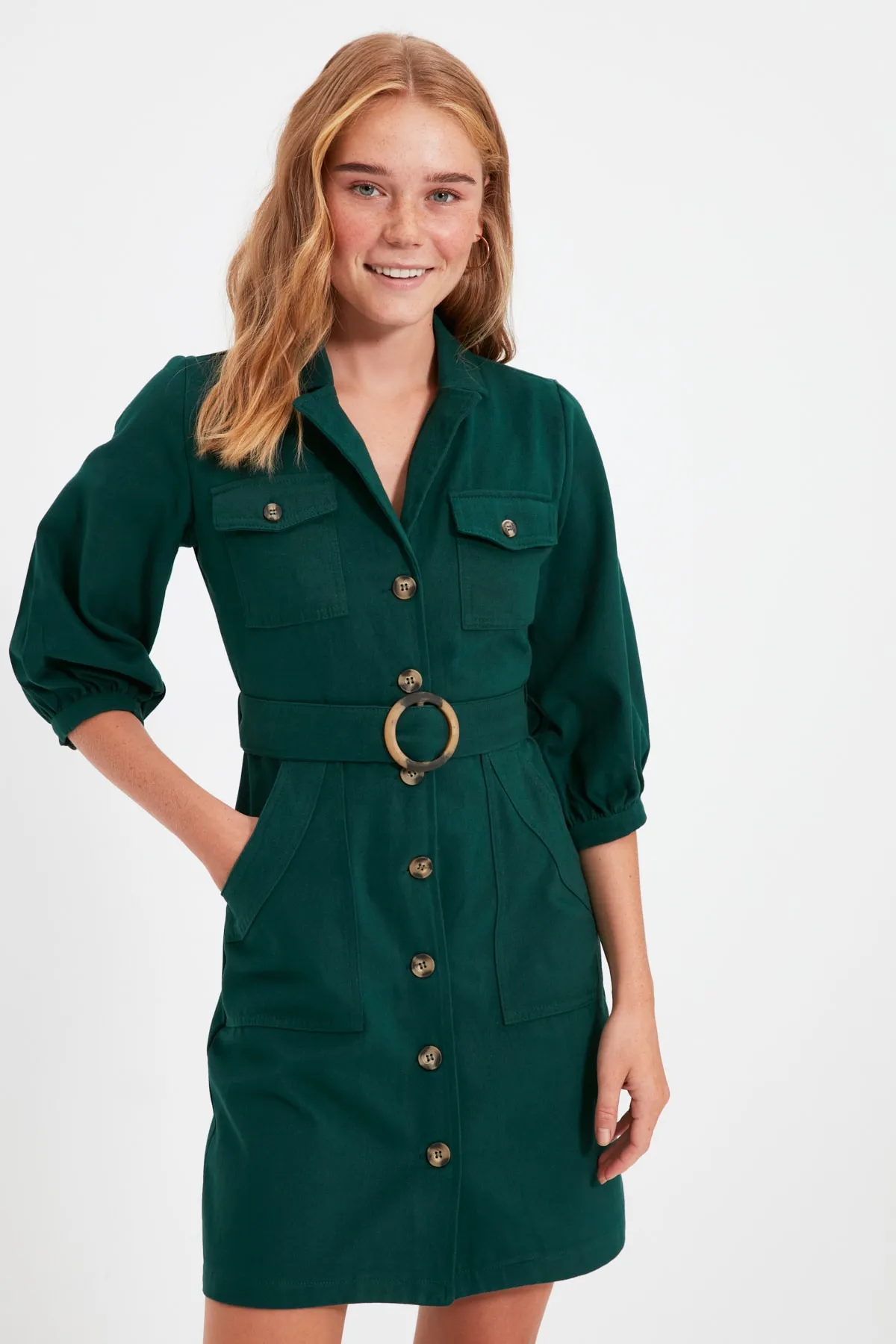 Trendyol Collection  Khakifarbenes, detailliertes Webkleid mit Krawatte TWOAW20EL1156