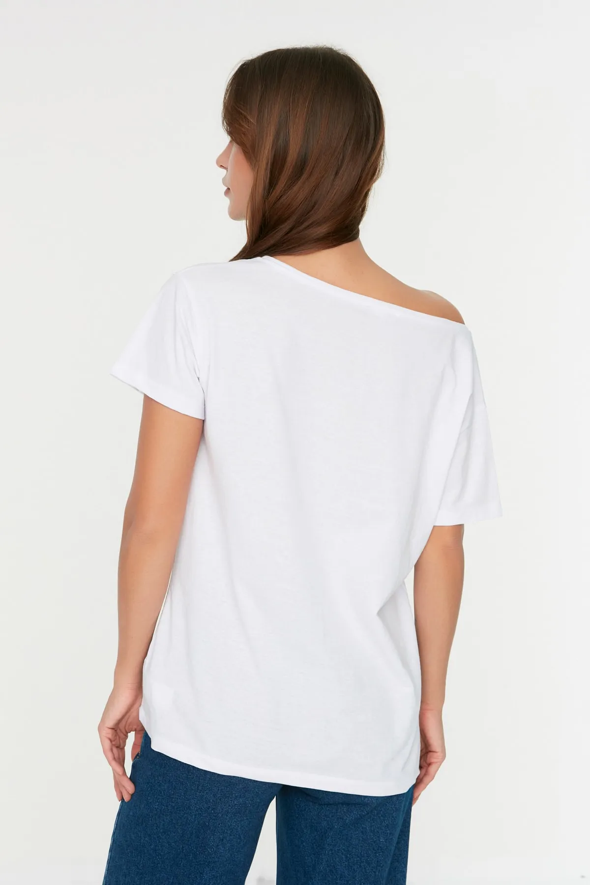 Trendyol Collection  Weißes Boyfriend-Strick-T-Shirt mit U-Boot-Ausschnitt und weiter Passform aus 100 % Baumwolle TWOSS20TS0140