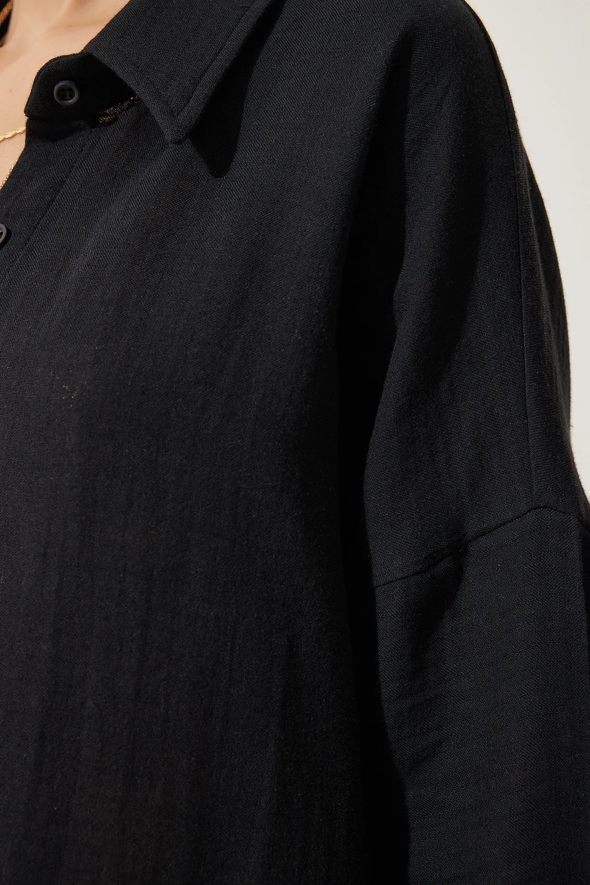 Happiness İstanbul  Schwarzes Oversize-Set aus Musselin-Hemd und -Hose für Damen TO00128