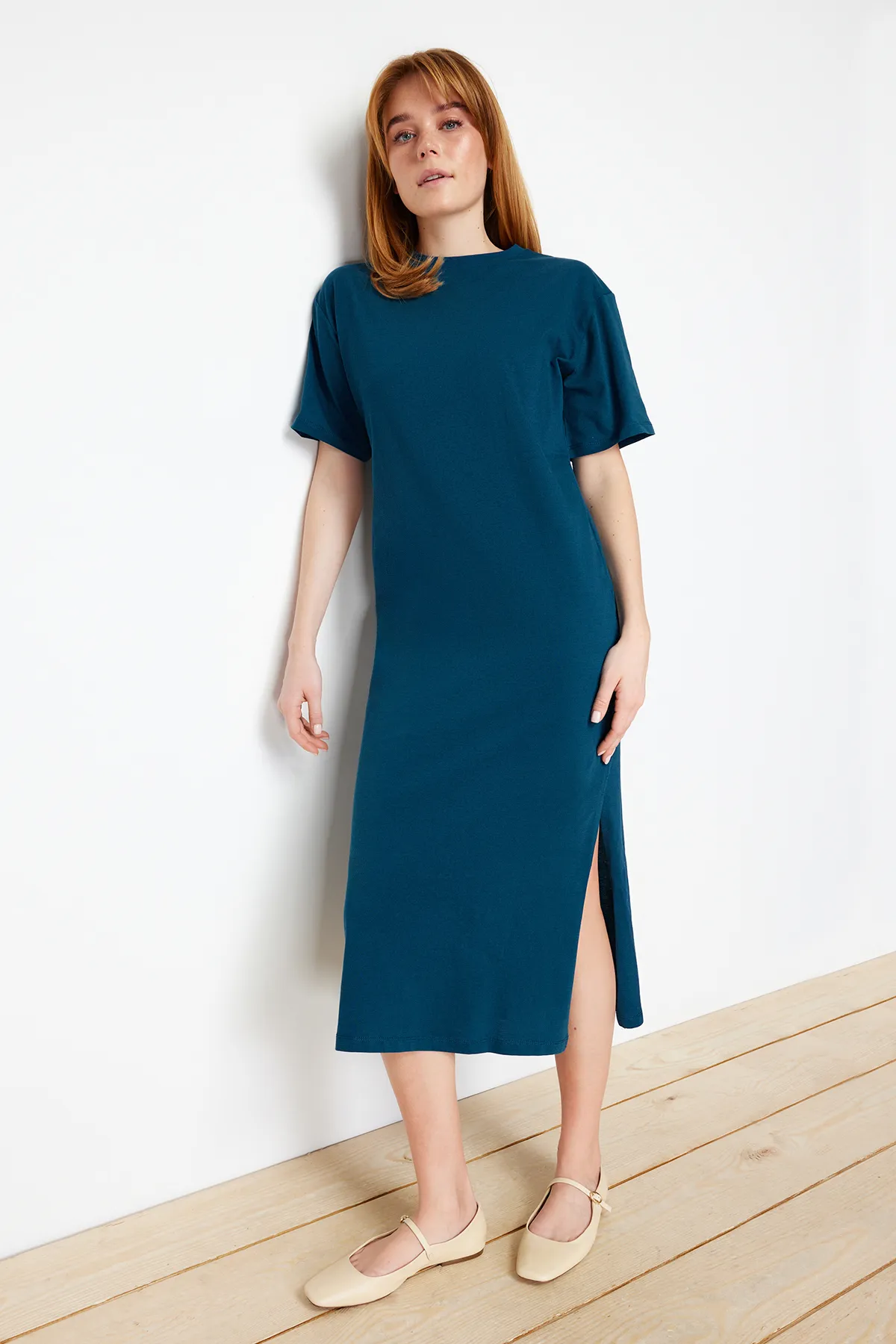 Trendyol Collection  Schlichtes T-Shirt-Kleid in Petrol, 100 % Baumwolle, Schlitzdetail, Shift/bequemer Schnitt, Midi TWOSS24EL00140