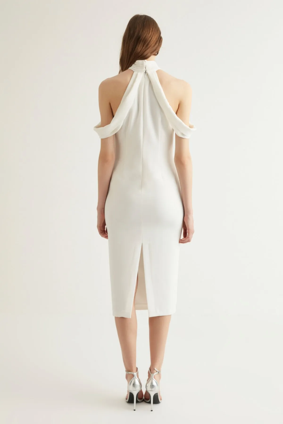 Trendyol Collection  X Dilek Hanif Kleid mit weißen Ärmeln und Details TPRSS22EL1853