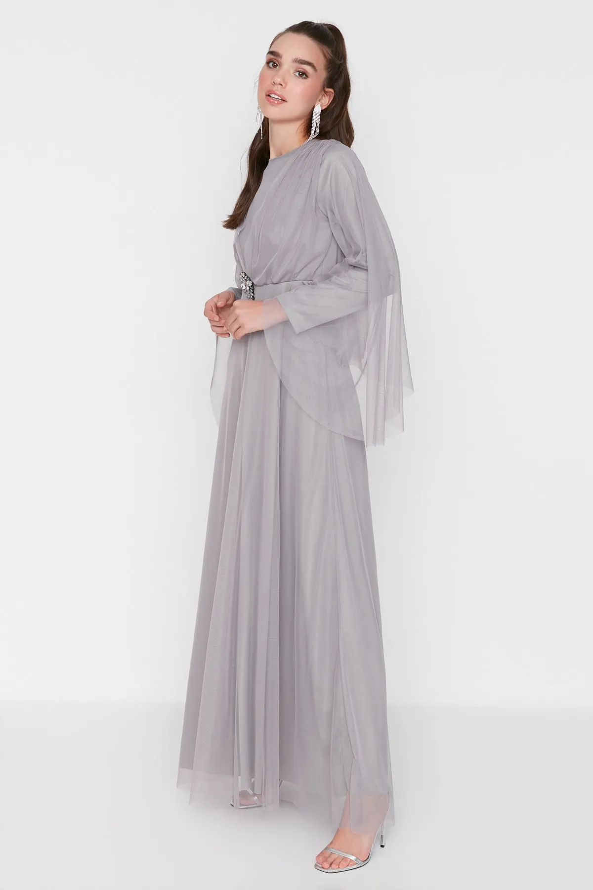 Trendyol Modest  Graues Tüllcape und abnehmbare, mit Schmucksteinen verzierte Brosche am Abendkleid TCTSS22DB00014