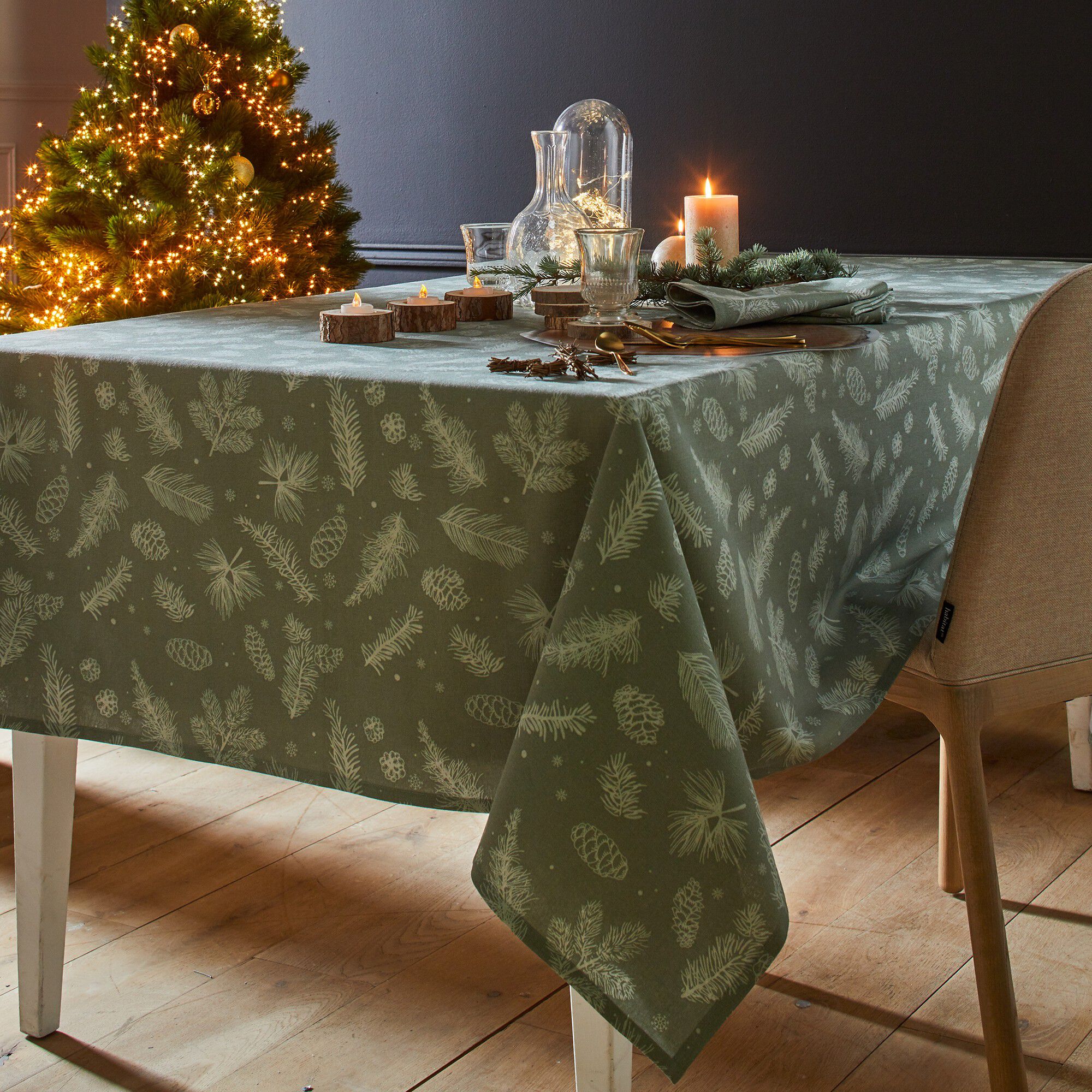 Nappe imprimée pommes de pin et branchages