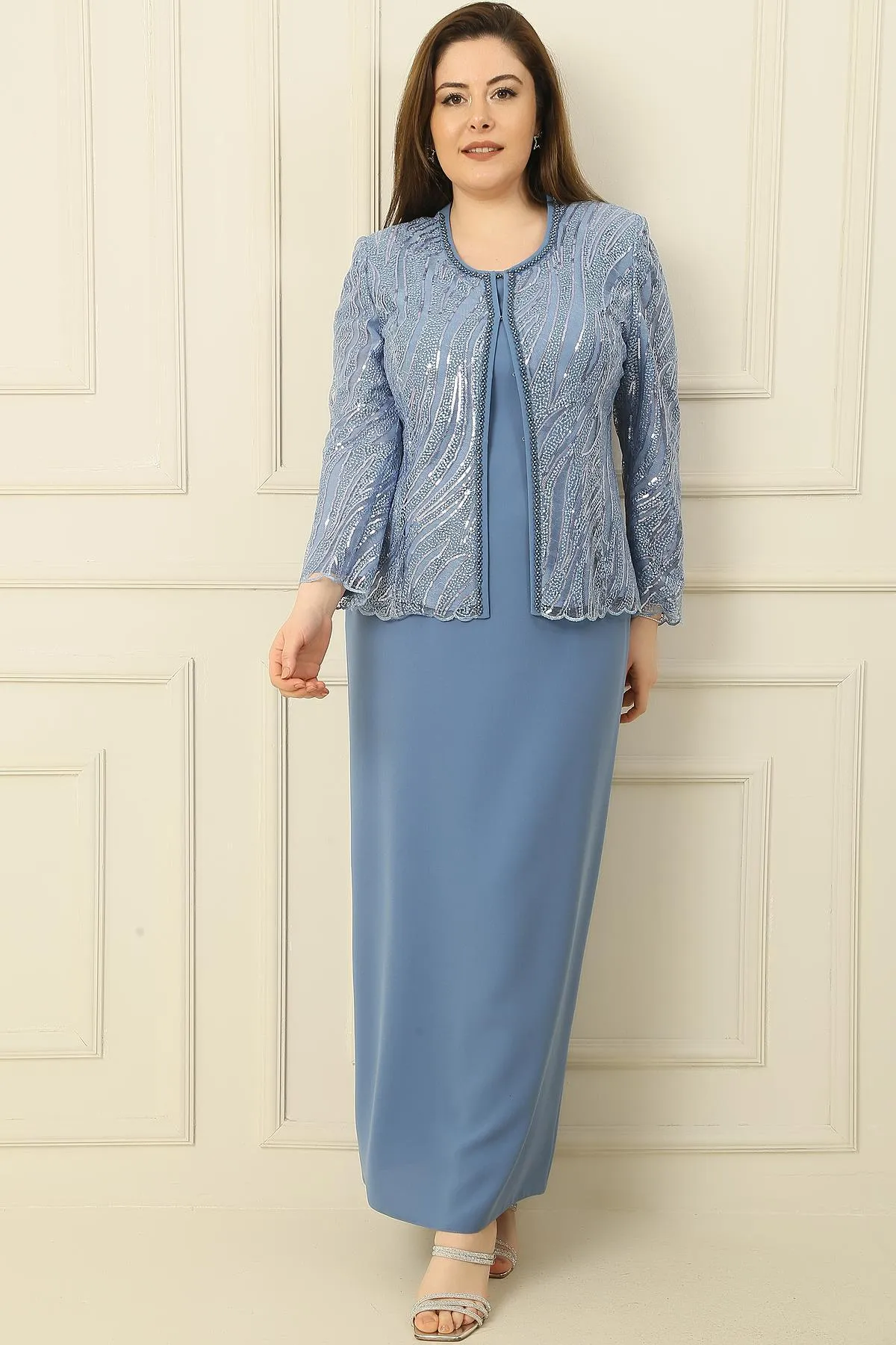 By Saygı  Langes Kleid mit Halbmondärmeln, mit Perlen und Pailletten bestickt, Jacke aus Tüll, gefüttert, 2-teiliges Set in Übergröße