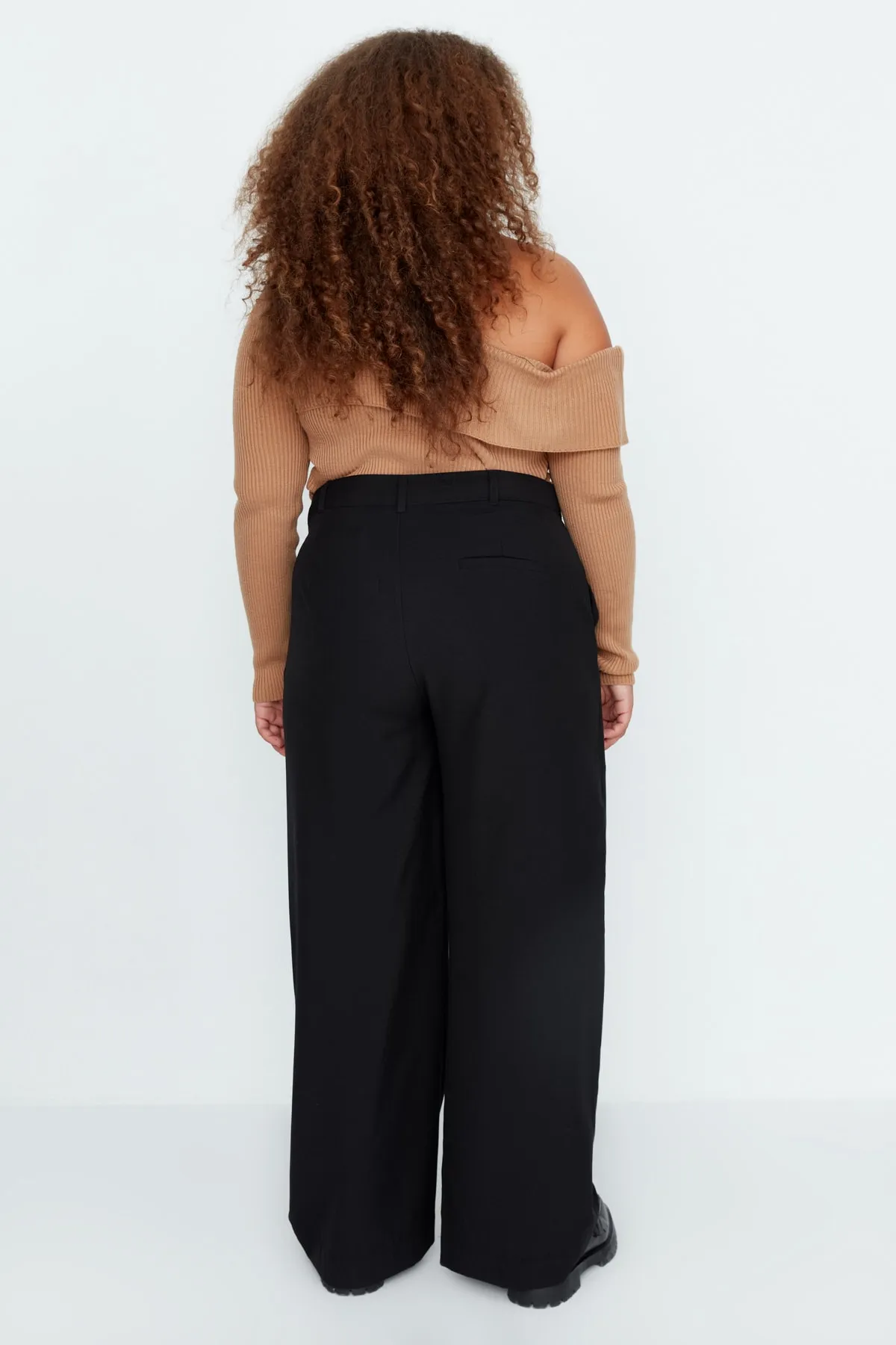 Trendyol Curve  Schwarze gewebte Hose mit asymmetrischer Knopfleiste und doppeltem Knopf TBBAW23AR00038