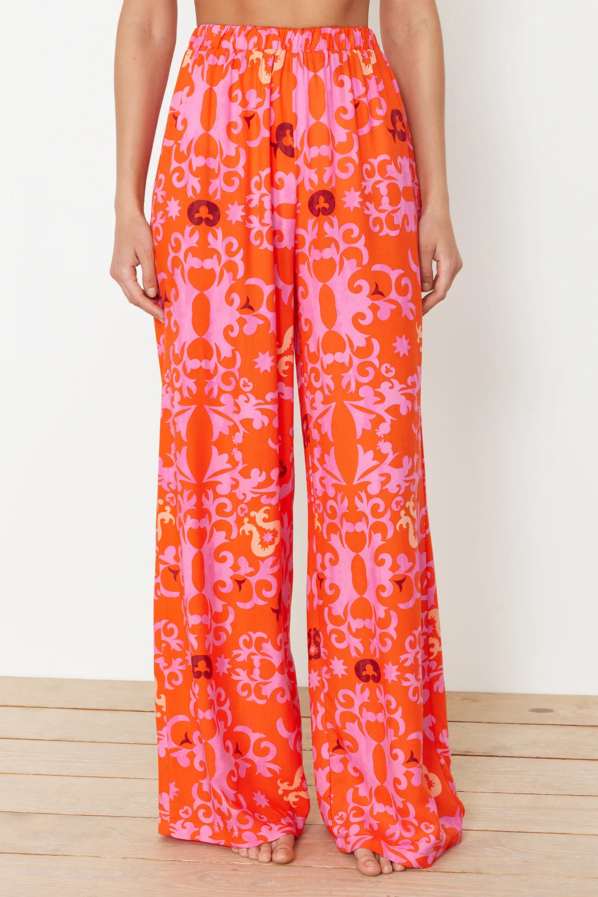 Trendyol Collection  Gewebte Hose mit ethnischem Muster TBESS24PL00018