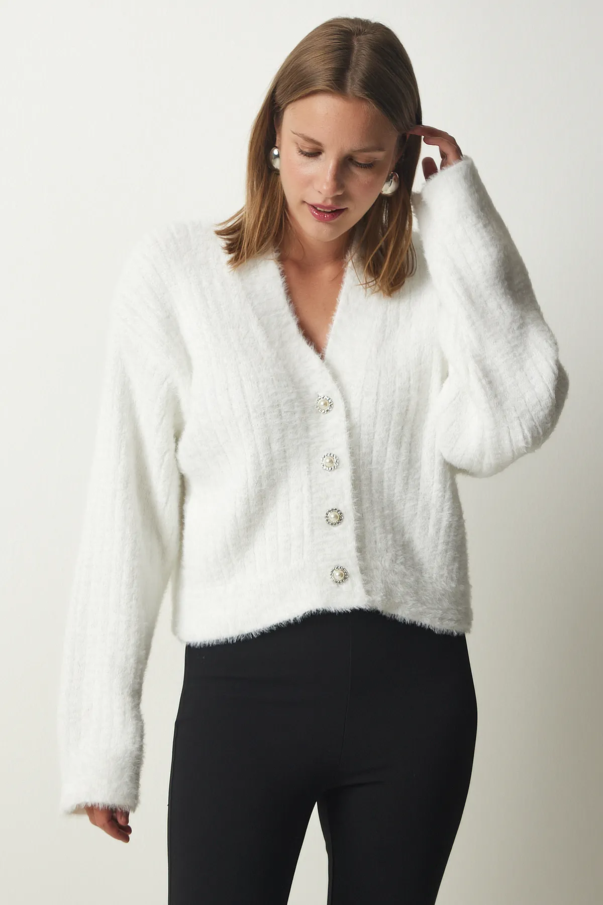 Happiness İstanbul  Weißer Damen-Strickcardigan mit Perlenknöpfen und Bärtchen MT00144