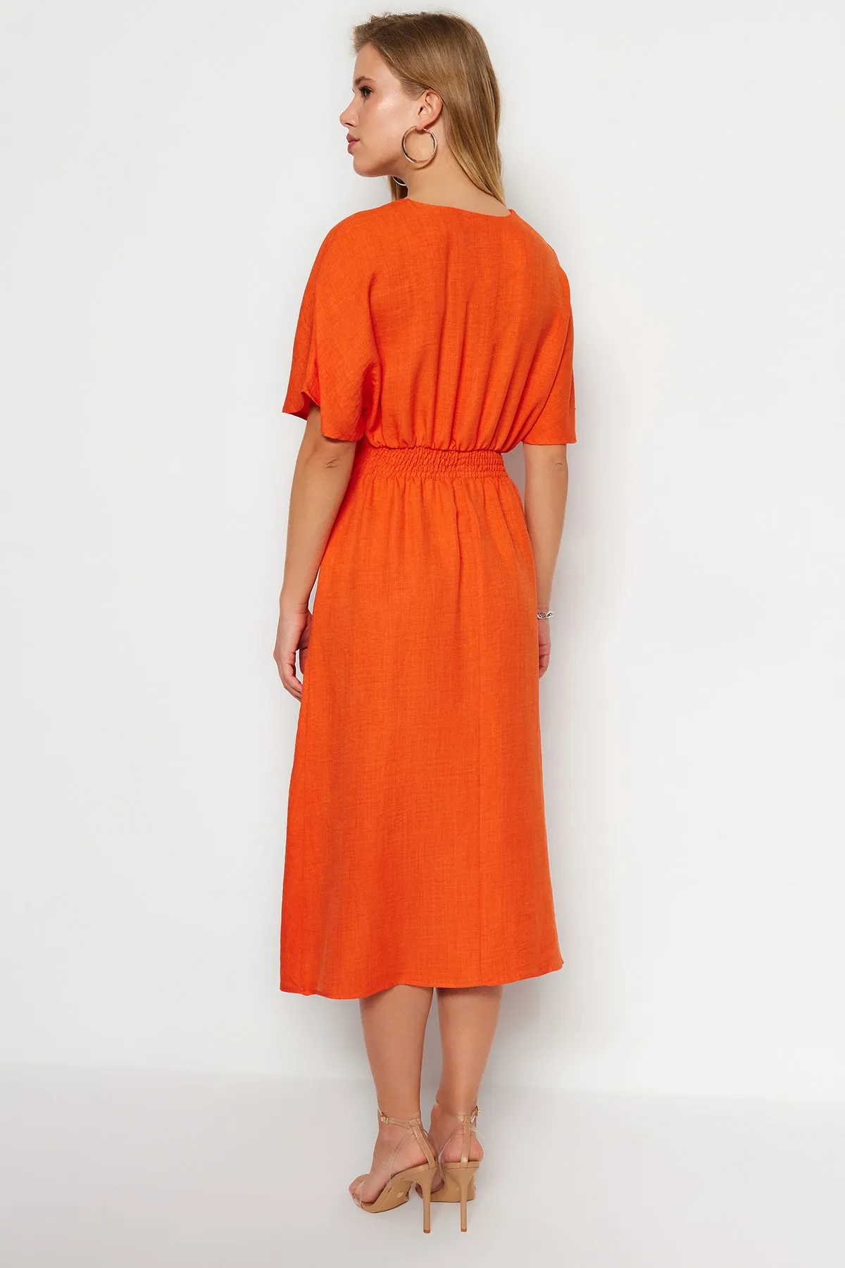 Trendyol Collection  Orangefarbenes Midi-Webkleid in A-Linie/Glockenform mit Schnürung TWOSS23EL01543