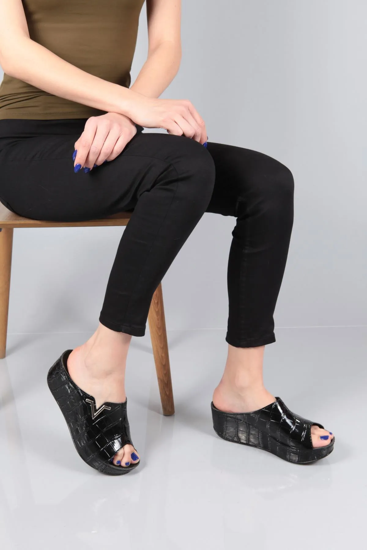 Capone Outfitters  Capone 6145 Schwarze Plateau-Hausschuhe mit V-Schnalle für Damen