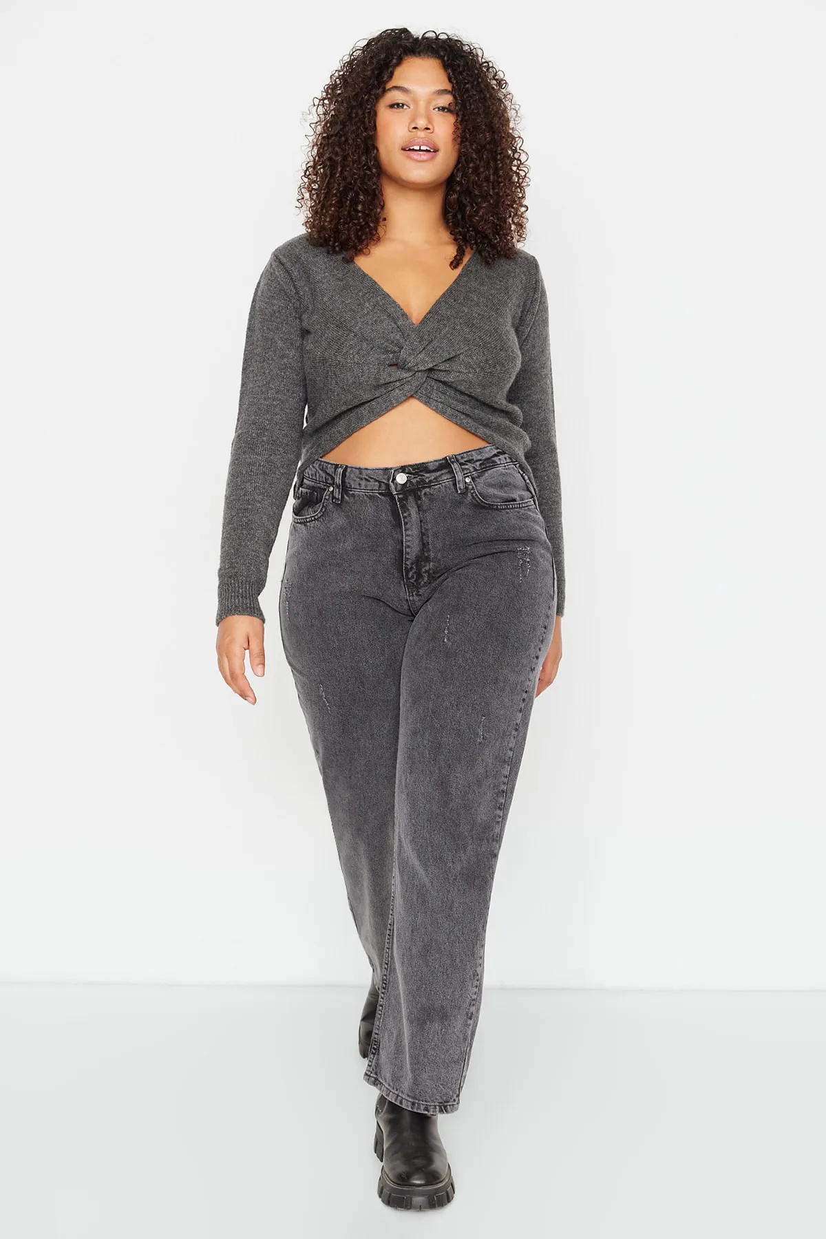 Trendyol Curve  Graue Bootcut-Jeans mit hoher Taille TBBSS22JE00011